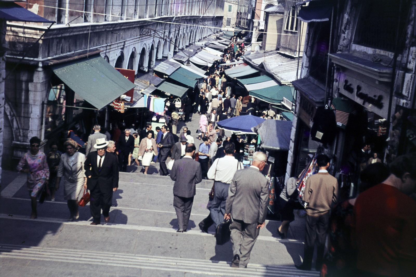 Italy, Venice, a Ruga degli Orefici a Rialto hídról nézve., 1968, Szilágyi Lajosné, Fortepan #294946