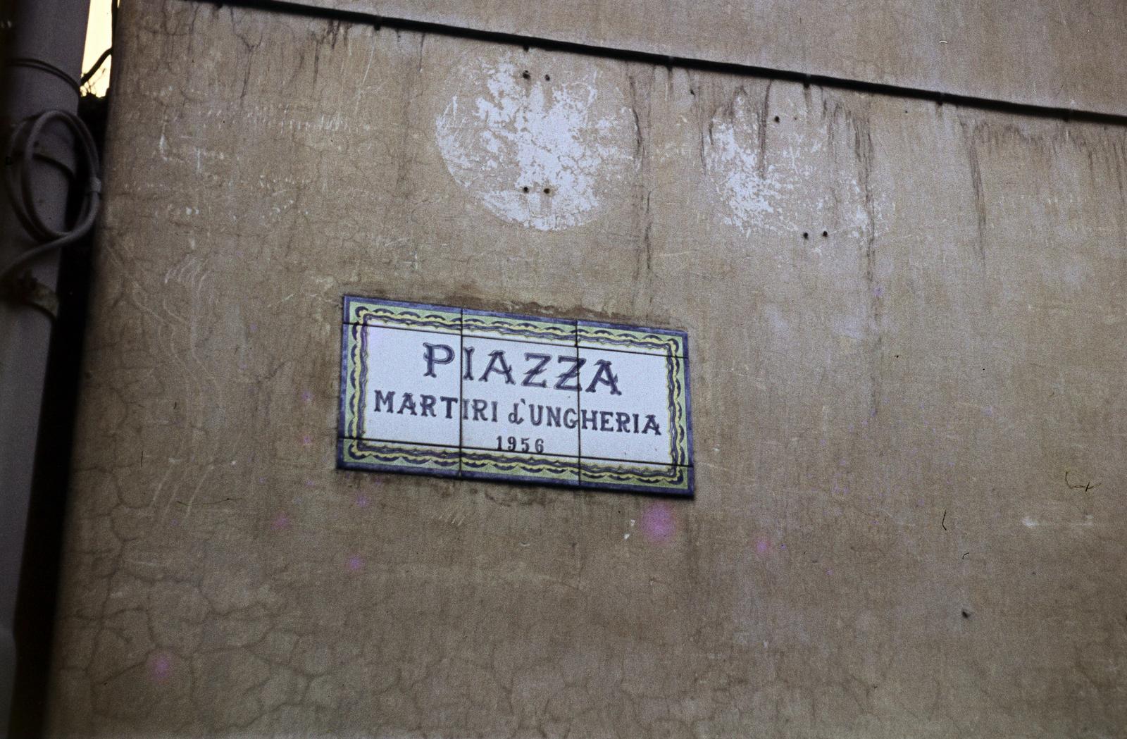 Olaszország, Capri, az 1956-os forradalom magyar mártírjainak emlékét őrző tér (Piazza Martiri d'Ungheria 1956.)., 1969, Szilágyi Lajosné, utcanévtábla, 1956-utóélet, színes, Fortepan #294950