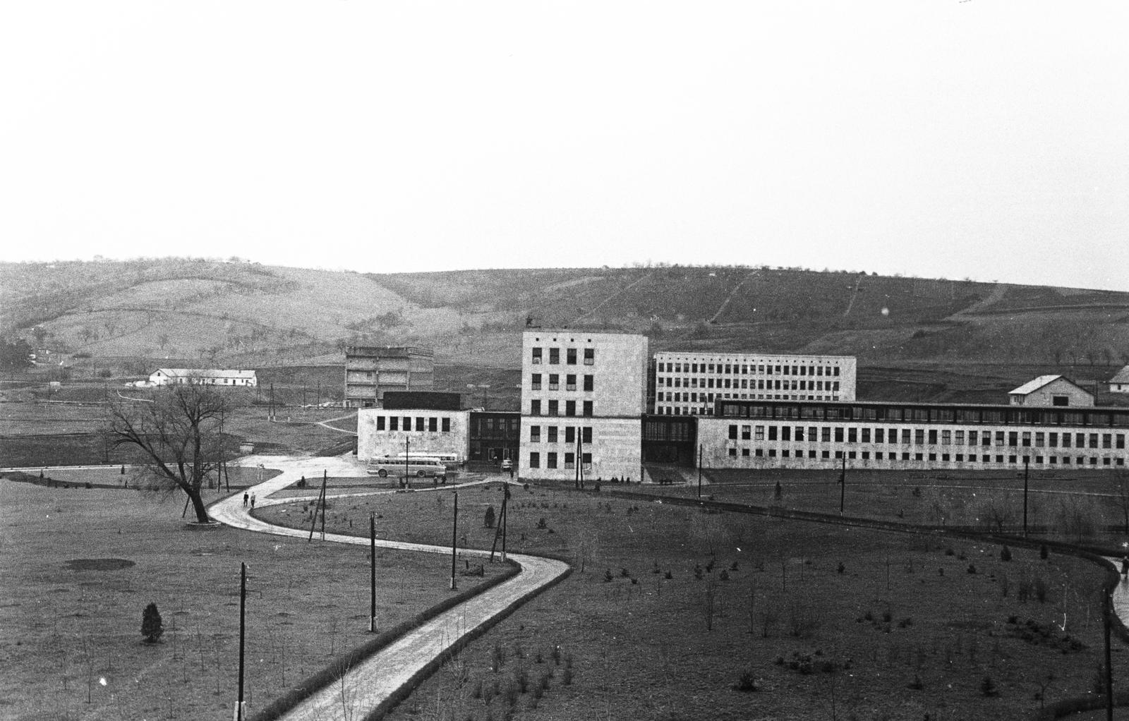 Hungary, Miskolc, Egyetemváros, Nehézipari Műszaki Egyetem (később Miskolci Egyetem), középen a főépület., 1958, Török Kálmán, flat roof, rf-concrete, Fortepan #294961