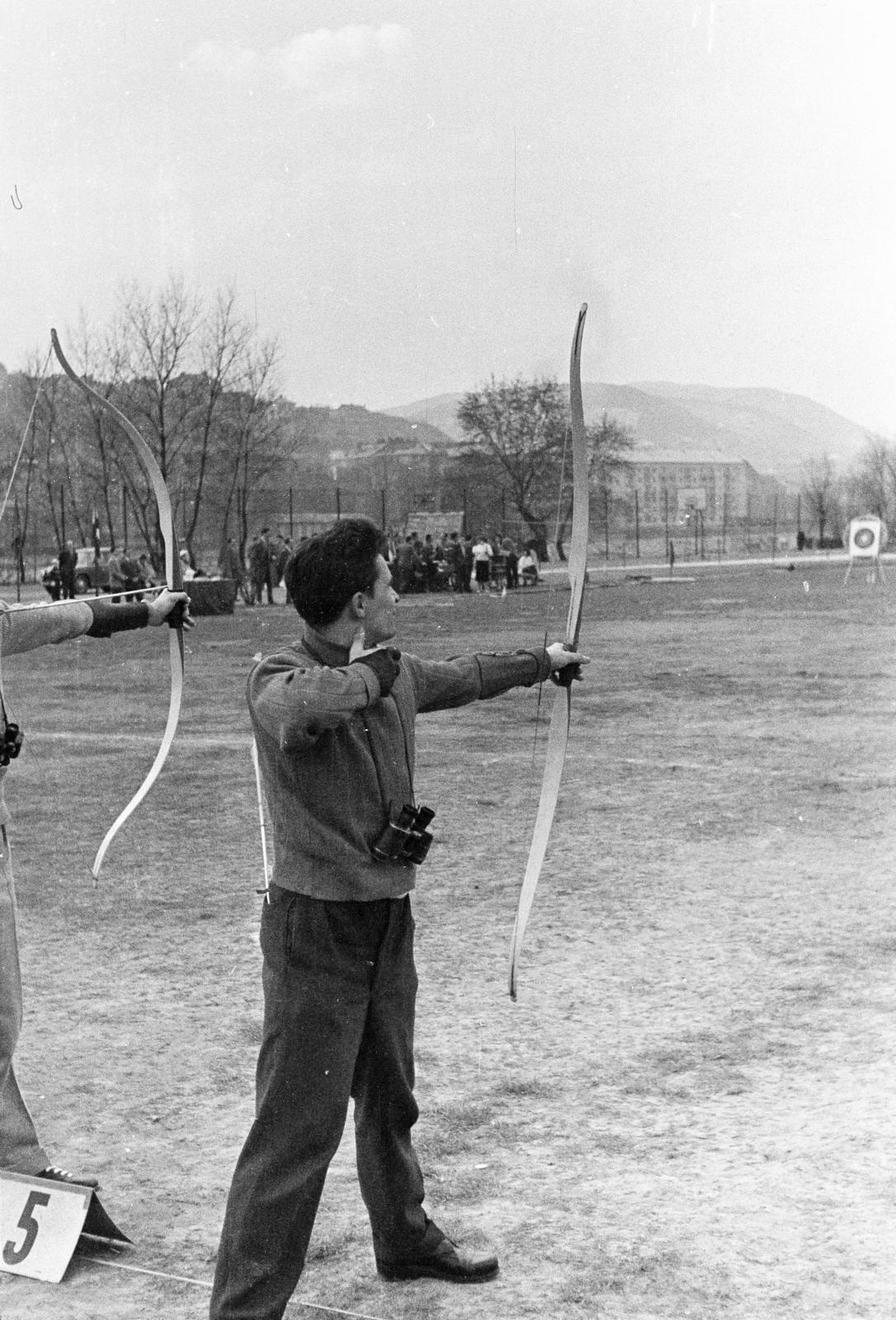 Magyarország, Margitsziget, Budapest, Úttörő sporttelep / Úttörő stadion (később Margitszigeti Atlétikai Centrum)., 1958, Török Kálmán, íjászat, Fortepan #294997
