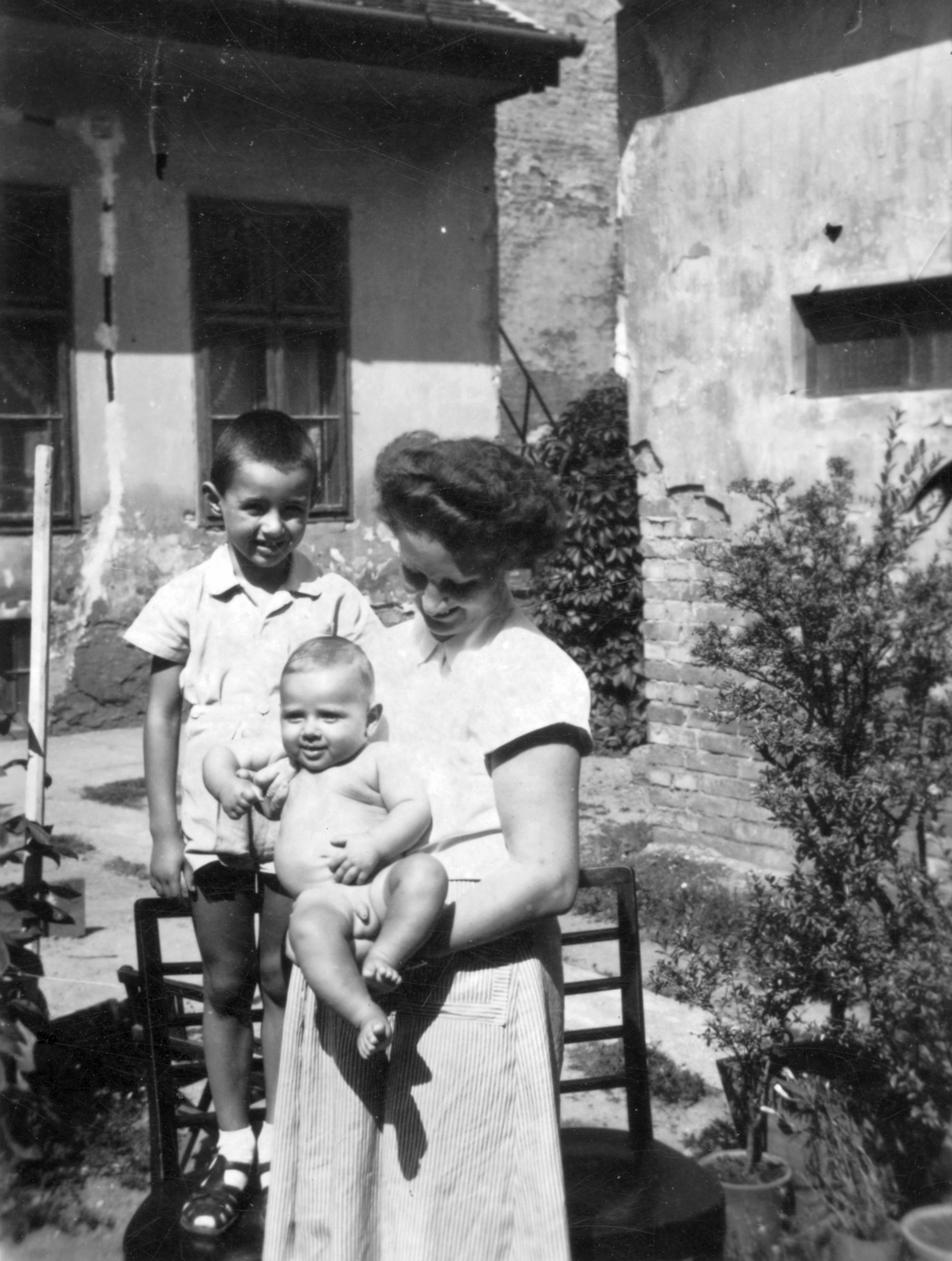Hungary, Óbuda, Budapest III., San Marco utca 71-73. udvara., 1954, Gál László, yard, tableau, nude photo, kids, chair, mother, Budapest, standing on a chair, Fortepan #29501