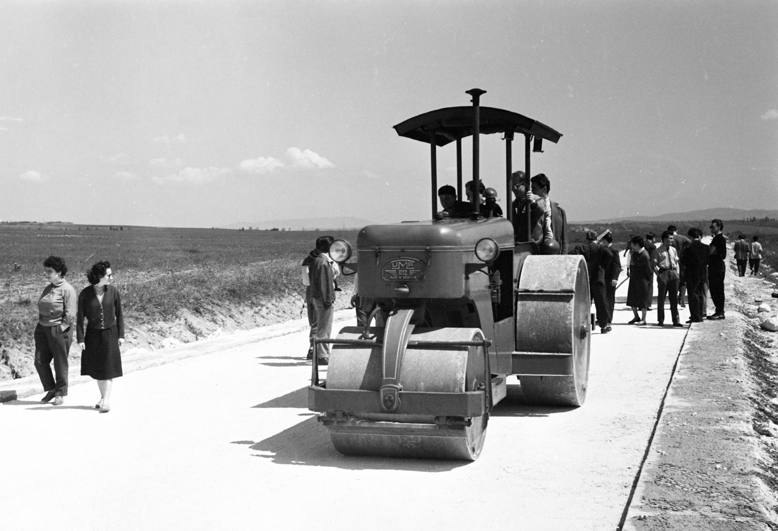 Hungary, Bicske, a felvétel 1-es főút építésekor készült., 1960, Török Kálmán, road roller, Fortepan #295011
