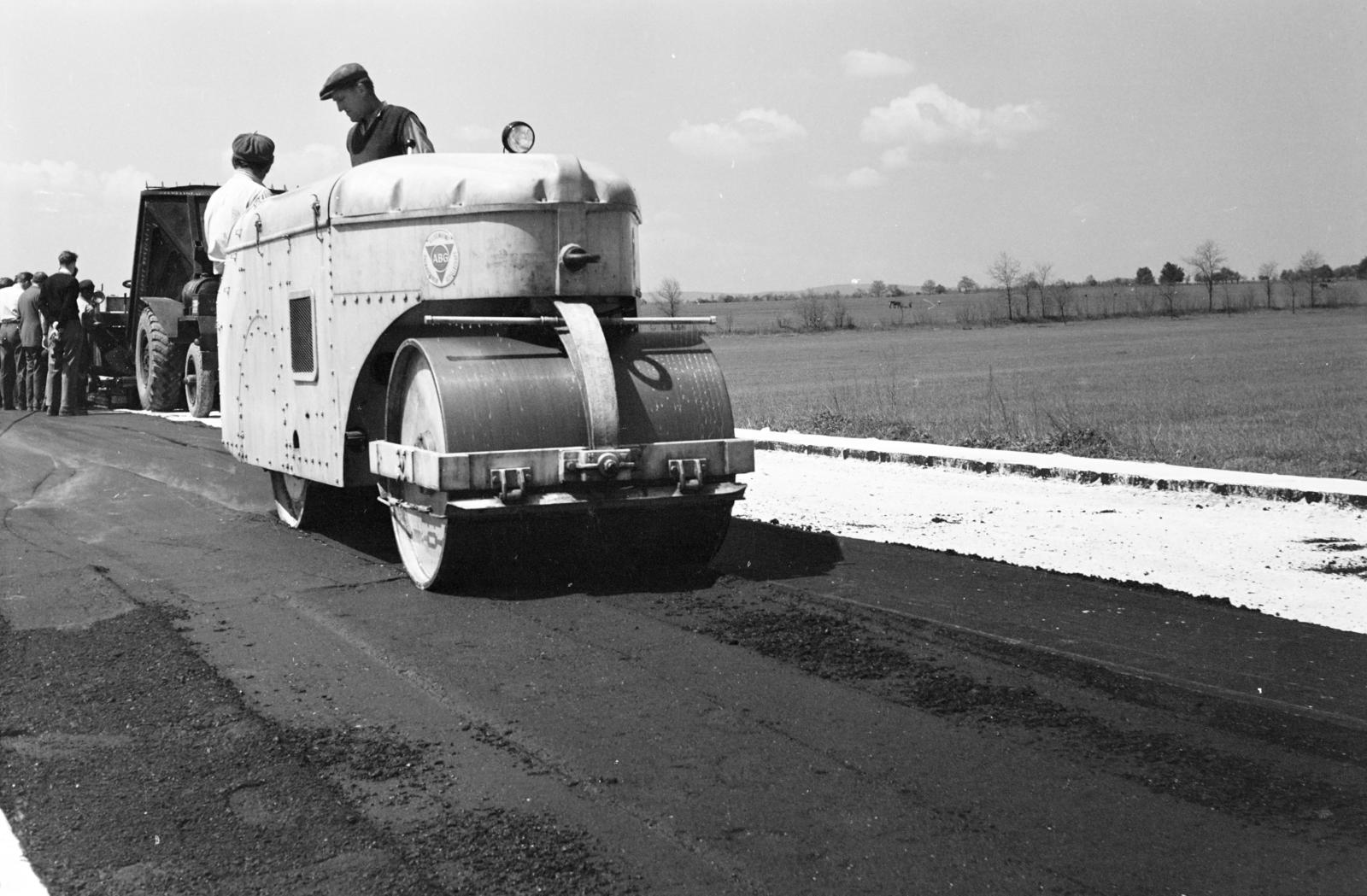 Magyarország, Bicske, a felvétel 1-es főút építésekor készült., 1960, Török Kálmán, úthenger, Fortepan #295013