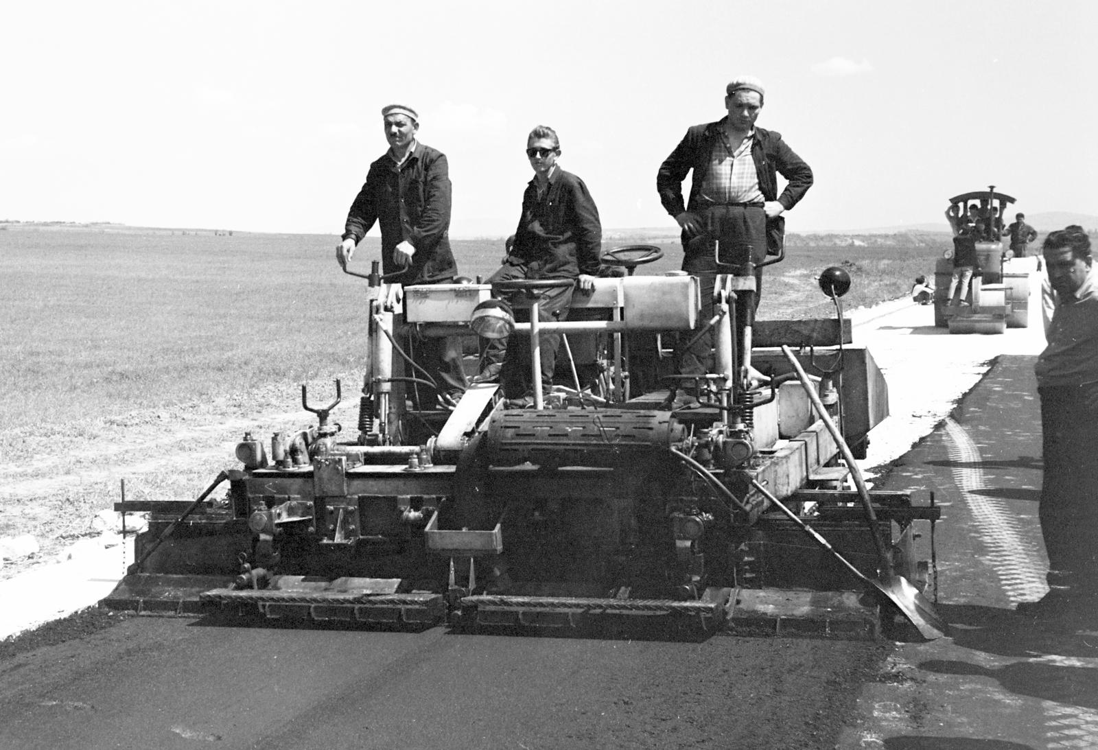 Magyarország, Bicske, a felvétel 1-es főút építésekor készült., 1960, Török Kálmán, úthenger, munkagép, útépítés, Fortepan #295019
