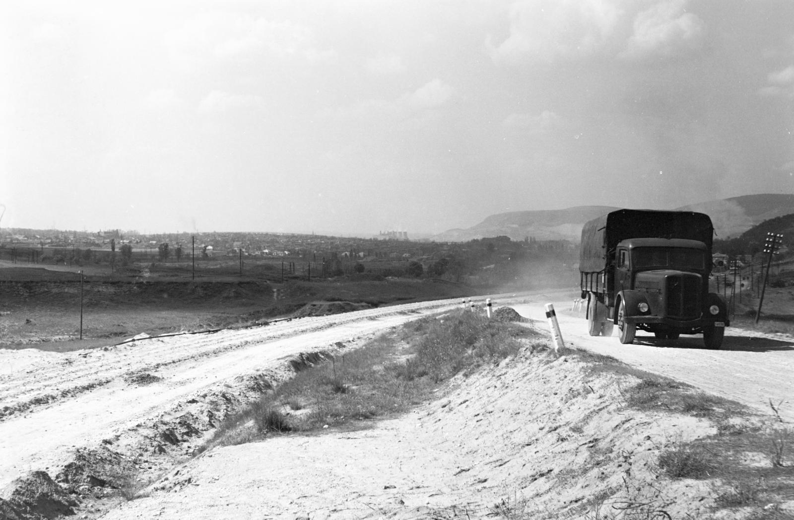 Hungary, Tata-Tóváros, balra az épülő 1-es főút Felsőgallánál, a távolban középen a Tatabányai Hőerőmű., 1960, Török Kálmán, Fortepan #295022