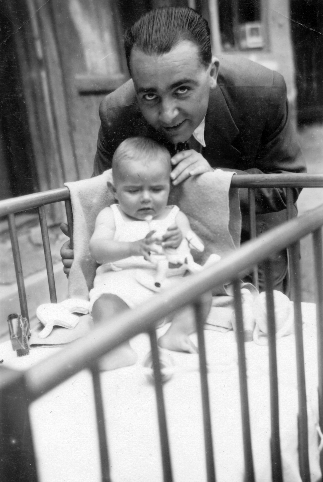 Hungary, Óbuda, Budapest III., San Marco utca 71-73. udvara., 1948, Gál László, kid, toy, playpen, Budapest, Fortepan #29503