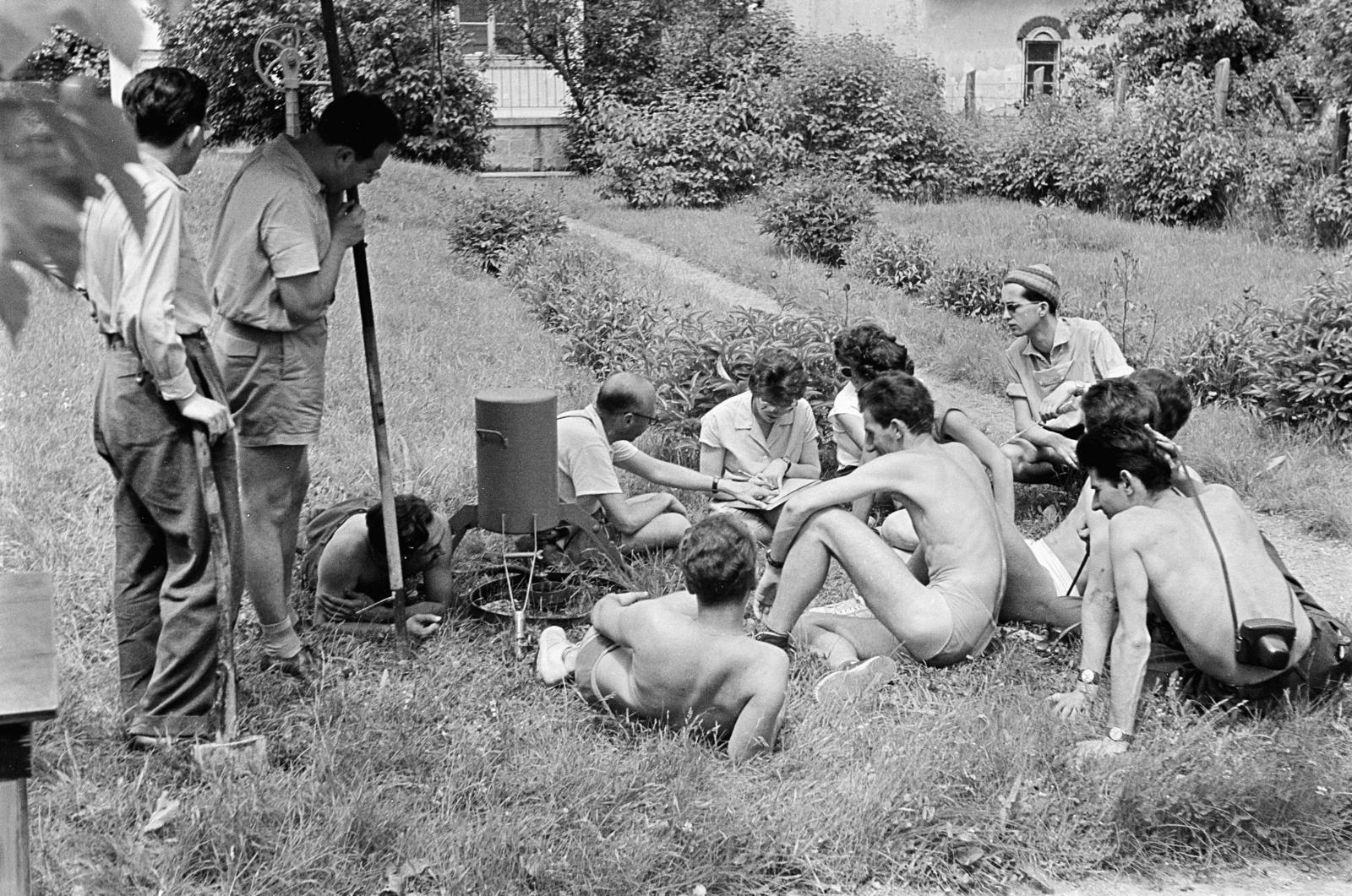 1960, Török Kálmán, fényképezőgép, fiatalság, fűben feküdni, tanulás, Fortepan #295034