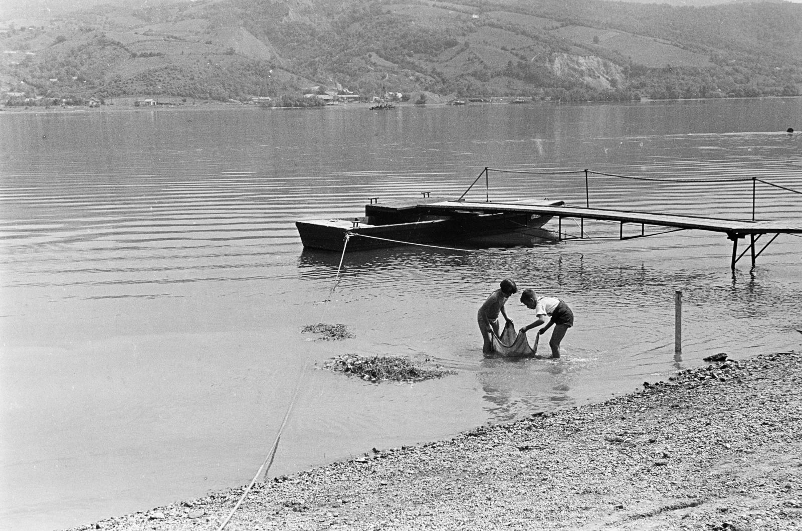 1960, Török Kálmán, kézben tartani, vízpart, gyerekek, Fortepan #295038