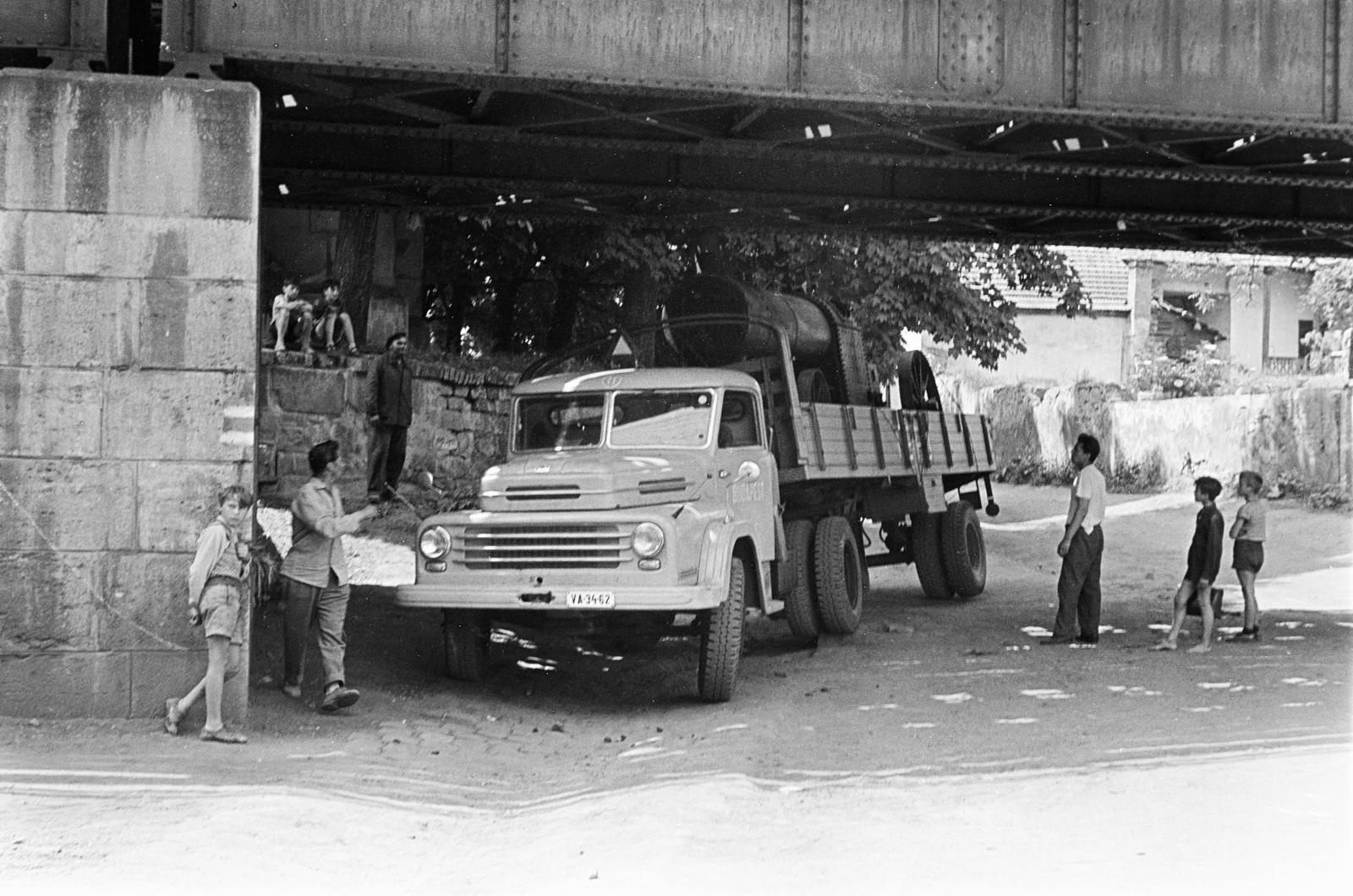 Magyarország,Dunakanyar, Nagymaros, Fő tér, a vasúti felüljárón túl a Szent Imre tér., 1960, Török Kálmán, rendszám, Csepel-márka, Fortepan #295041