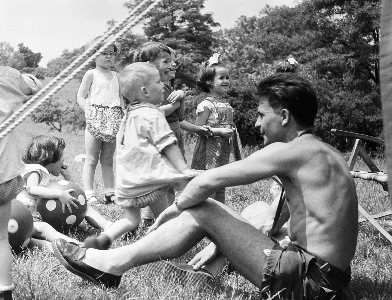 1960, Török Kálmán, ball, sitting on the ground, kids, Fortepan #295046