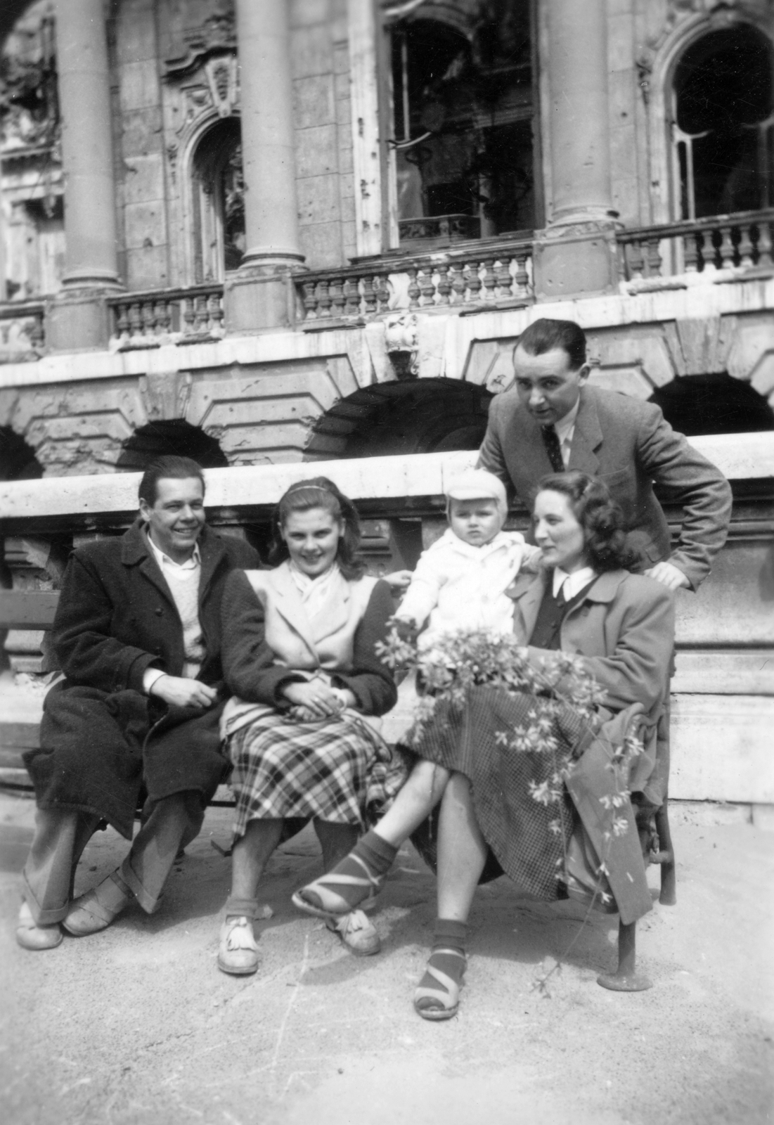 Hungary, Budapest I., a Királyi Palota (később Budavári Palota) Hunyadi udvara a bálterem homlokzata előtt., 1949, Gál László, tableau, women, men, kid, Budapest, bullet hole, Fortepan #29506