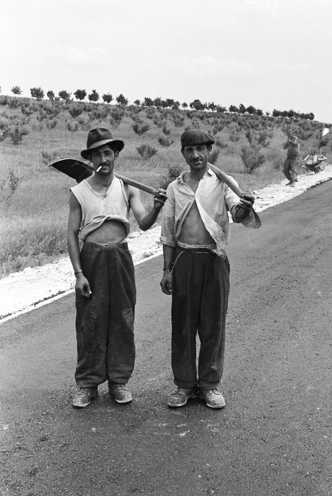 1960, Török Kálmán, Best of, worker, shovel, smoking, hat, cigarette, beret, Fortepan #295060