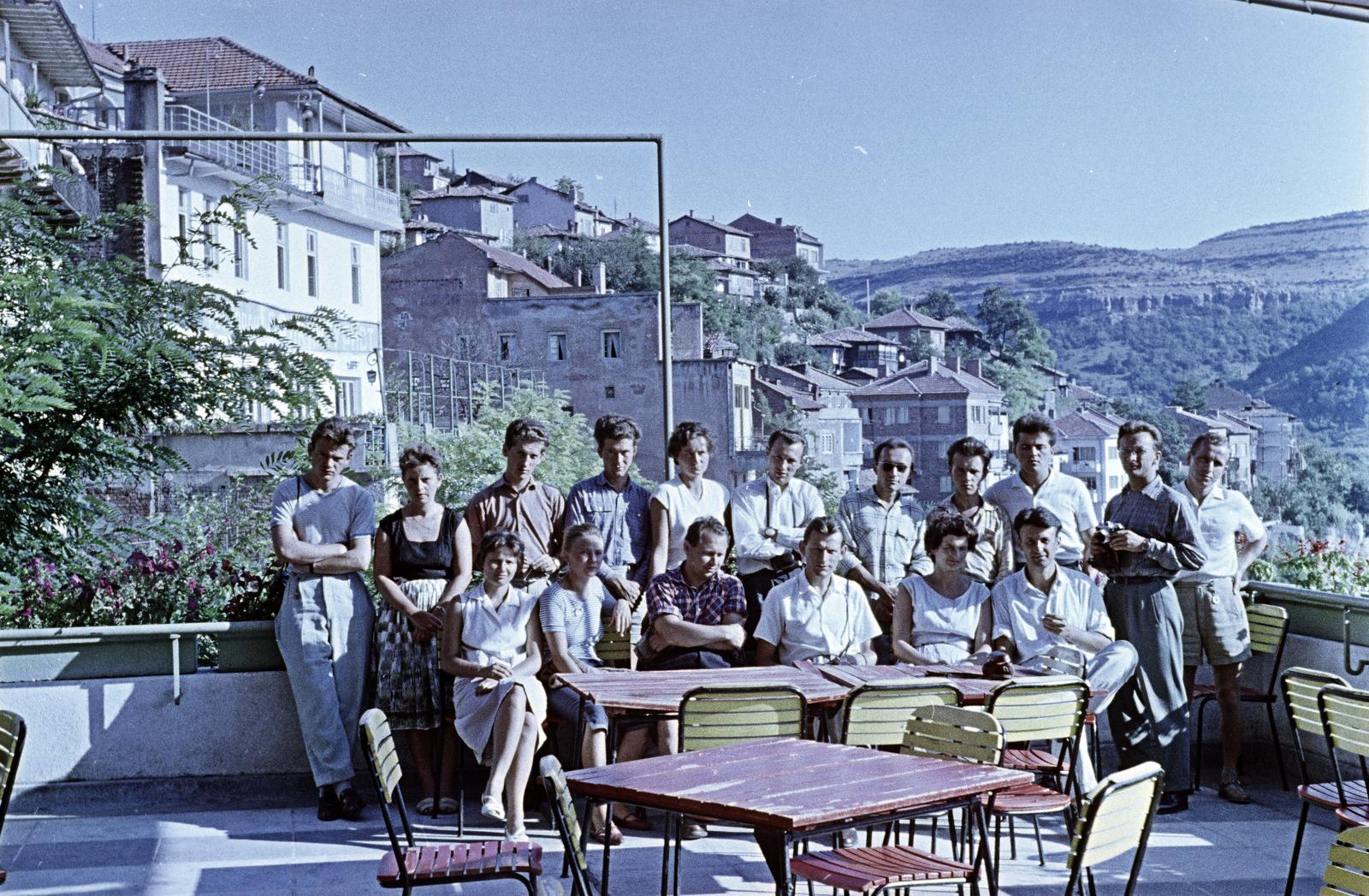 Bulgaria, Veliko Tarnovo, kilátás a mai Hotel Jantra felől. Balra legfelül az ulica „Opalcsenszka" házai, jobbra a távolban a Garga bair (hegy)., 1963, Török Kálmán, Fortepan #295069