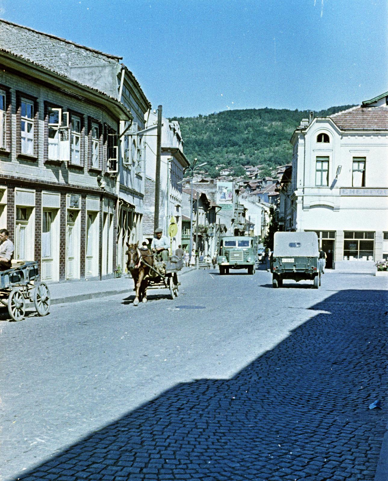 Bulgaria, Veliko Tarnovo, plosad „Velcsova Zavera", szemben az ulica Sztefan Sztambolov., 1963, Török Kálmán, Fortepan #295074