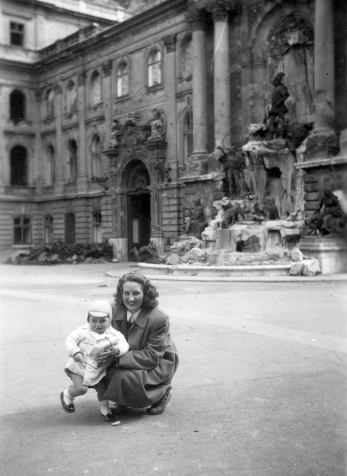 Hungary, Budapest I., a Királyi Palota (később Budavári Palota) Hunyadi udvara, Mátyás király kút., 1949, Gál László, kid, double portrait, mother, Budapest, King Mathias portrayal, Fortepan #29508