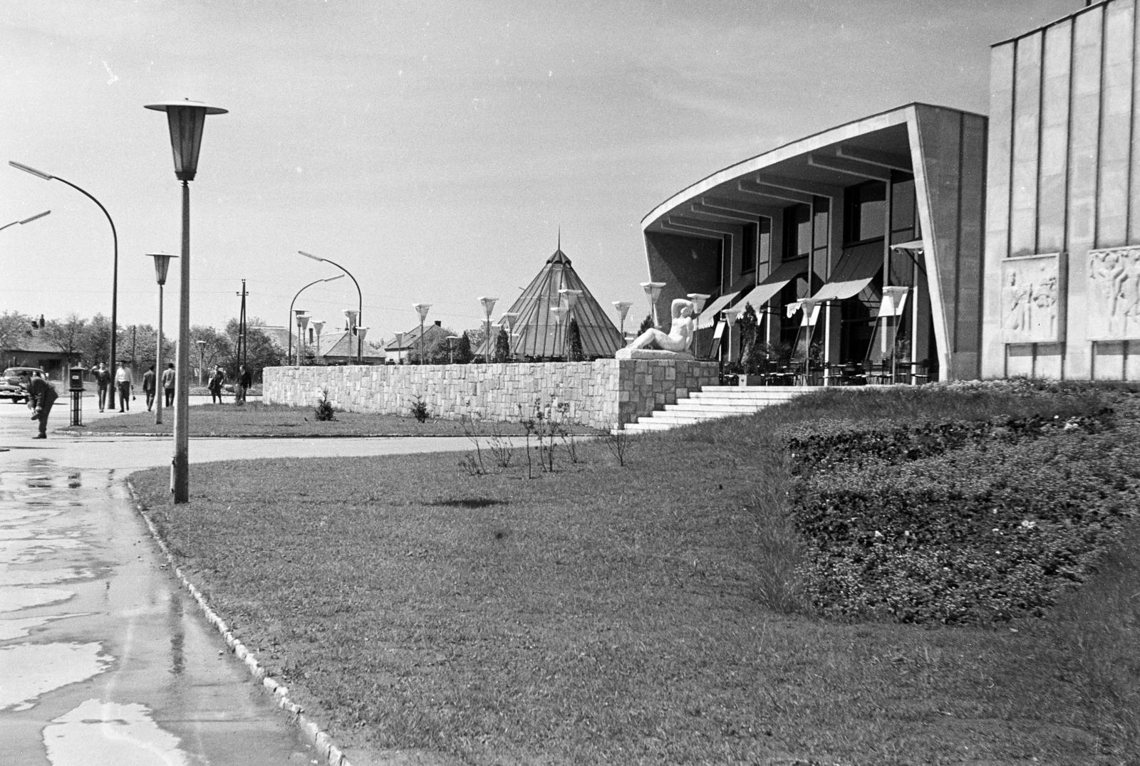 Hungary, Uránváros, Pécs, Esztergár Lajos utca (39-es dandár út), Olympia étterem., 1964, Török Kálmán, relief, sculpture, female figure, flower bed, street lamp, Fortepan #295093