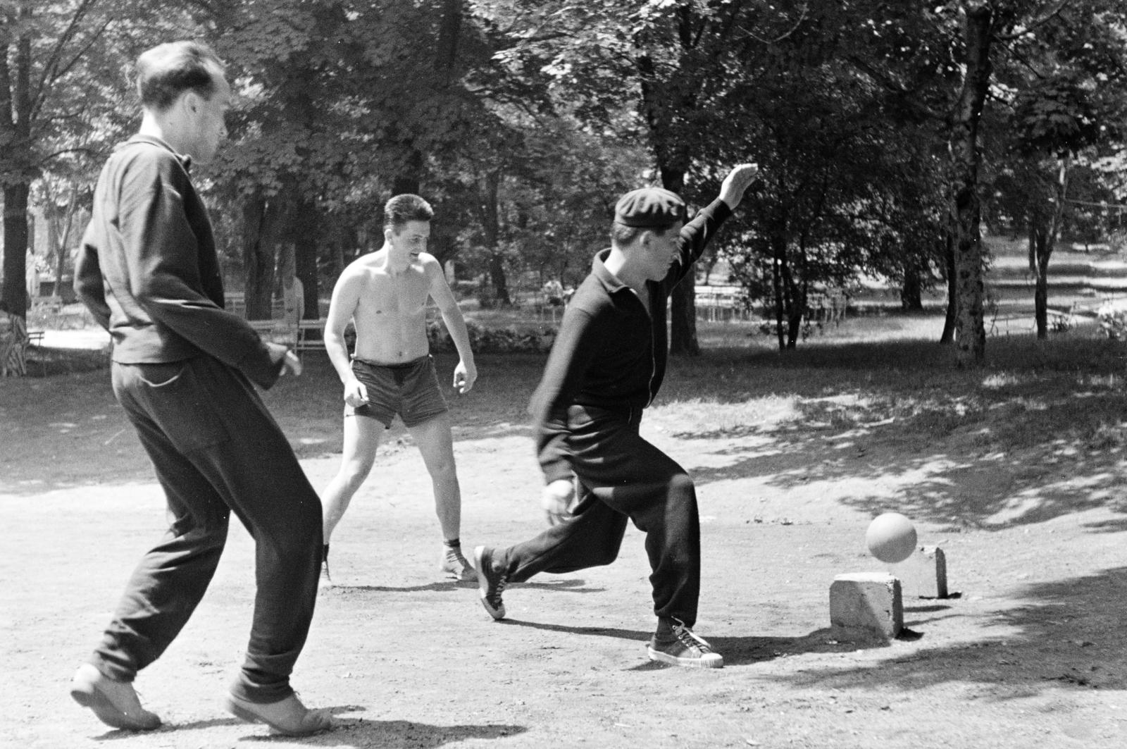 1964, Török Kálmán, tréningruha, labda, hárman, Fortepan #295097