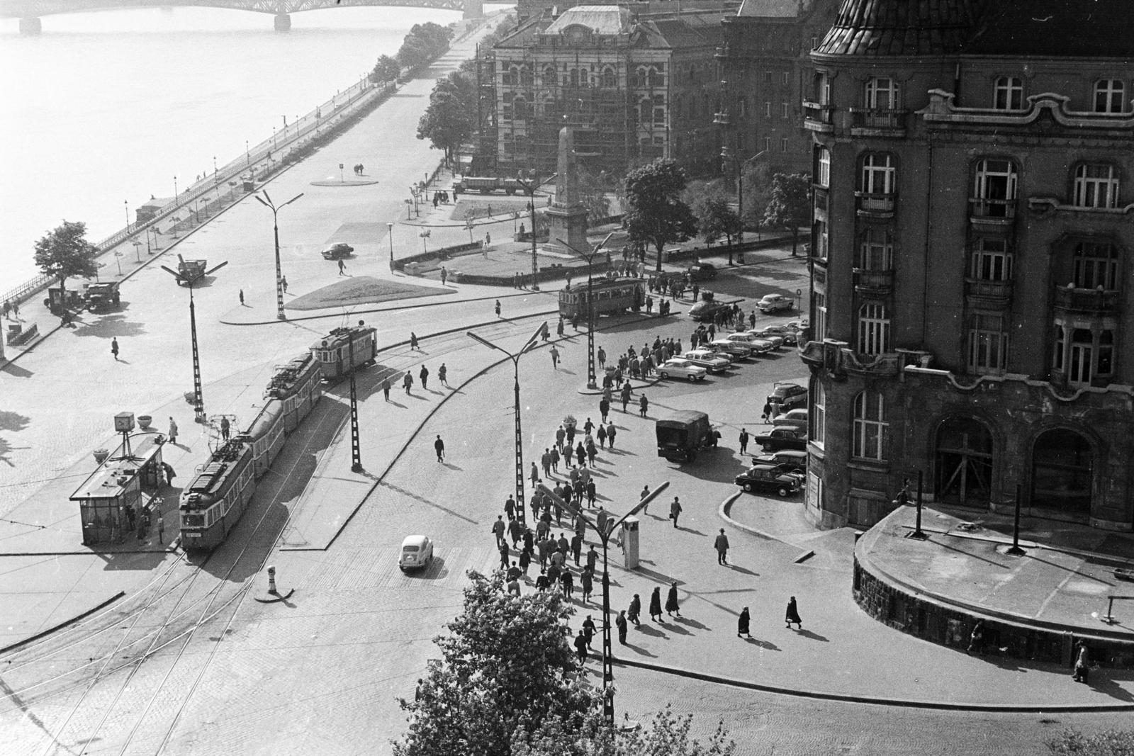 Magyarország, Gellérthegy, Budapest XI., kilátás a Szent Gellért tér és a Duna felé. A távolban a Petőfi híd., 1964, Török Kálmán, Budapest, járókelő, szovjet emlékmű, Fortepan #295110