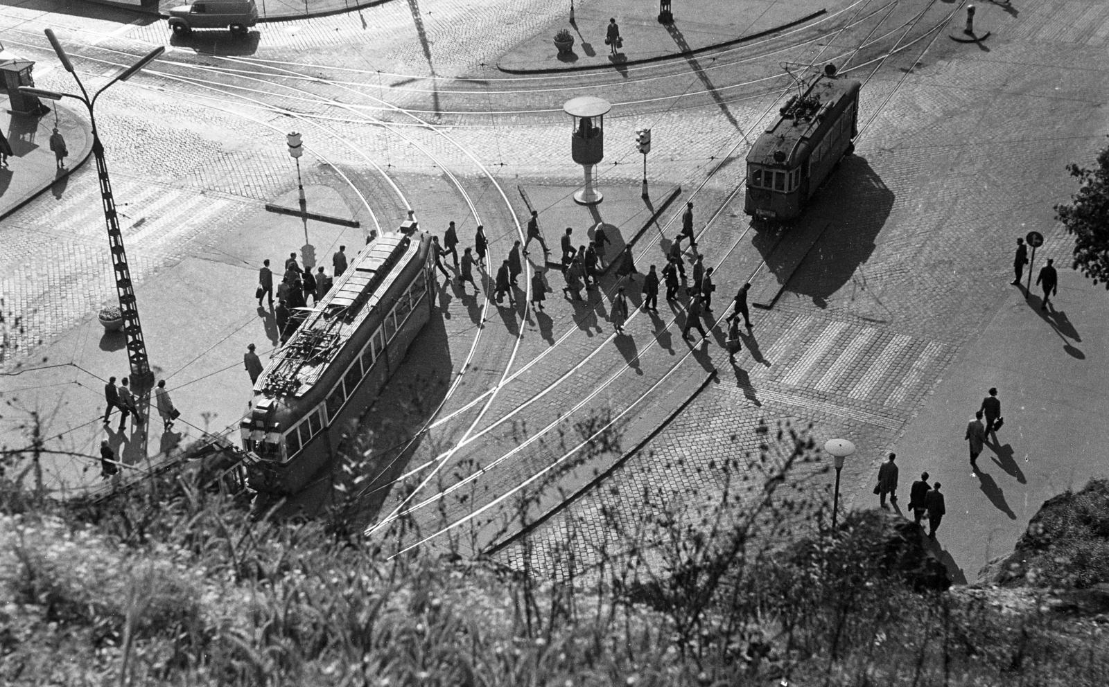 Magyarország, Gellérthegy, Budapest XI., kilátás a Szabadság híd budai hídfője felé., 1964, Török Kálmán, Best of, gyalogátkelő, járókelő, villamos, sínpálya, rendőrkalitka, árnyék, Budapest, Fortepan #295112