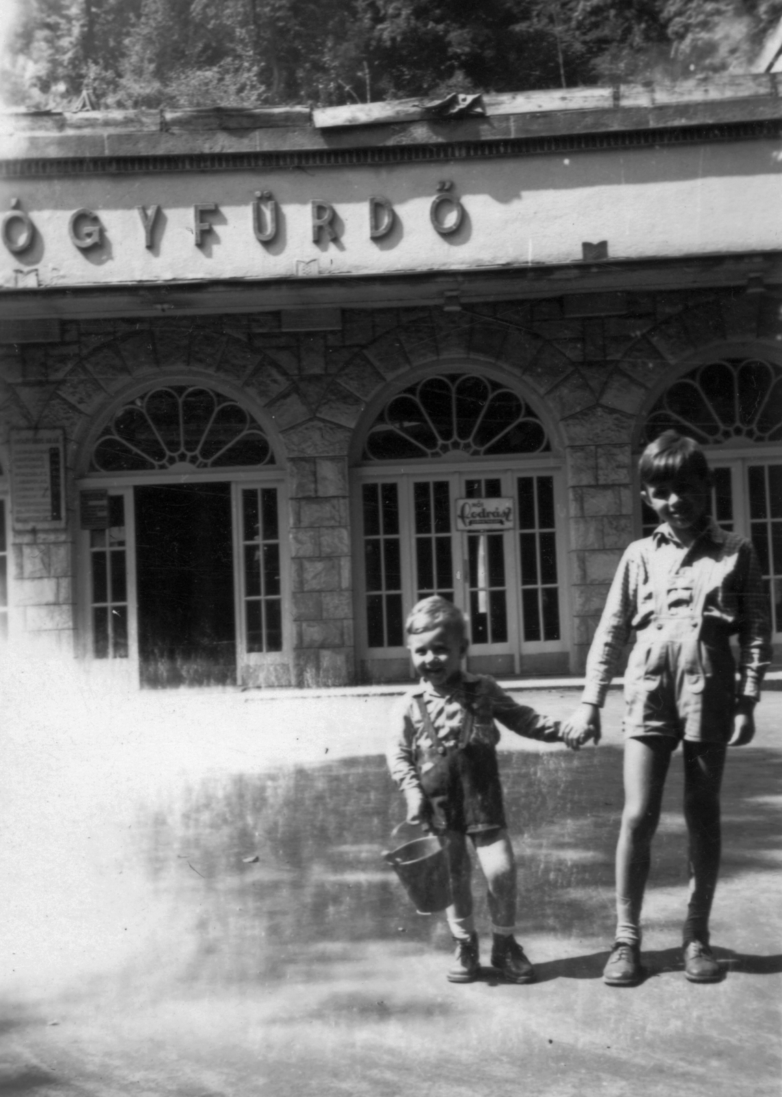 Magyarország, Miskolc,Miskolctapolca, a Barlangfürdő bejárata., 1956, Gál László, fiúk, kettős portré, kézenfogva, Fortepan #29512