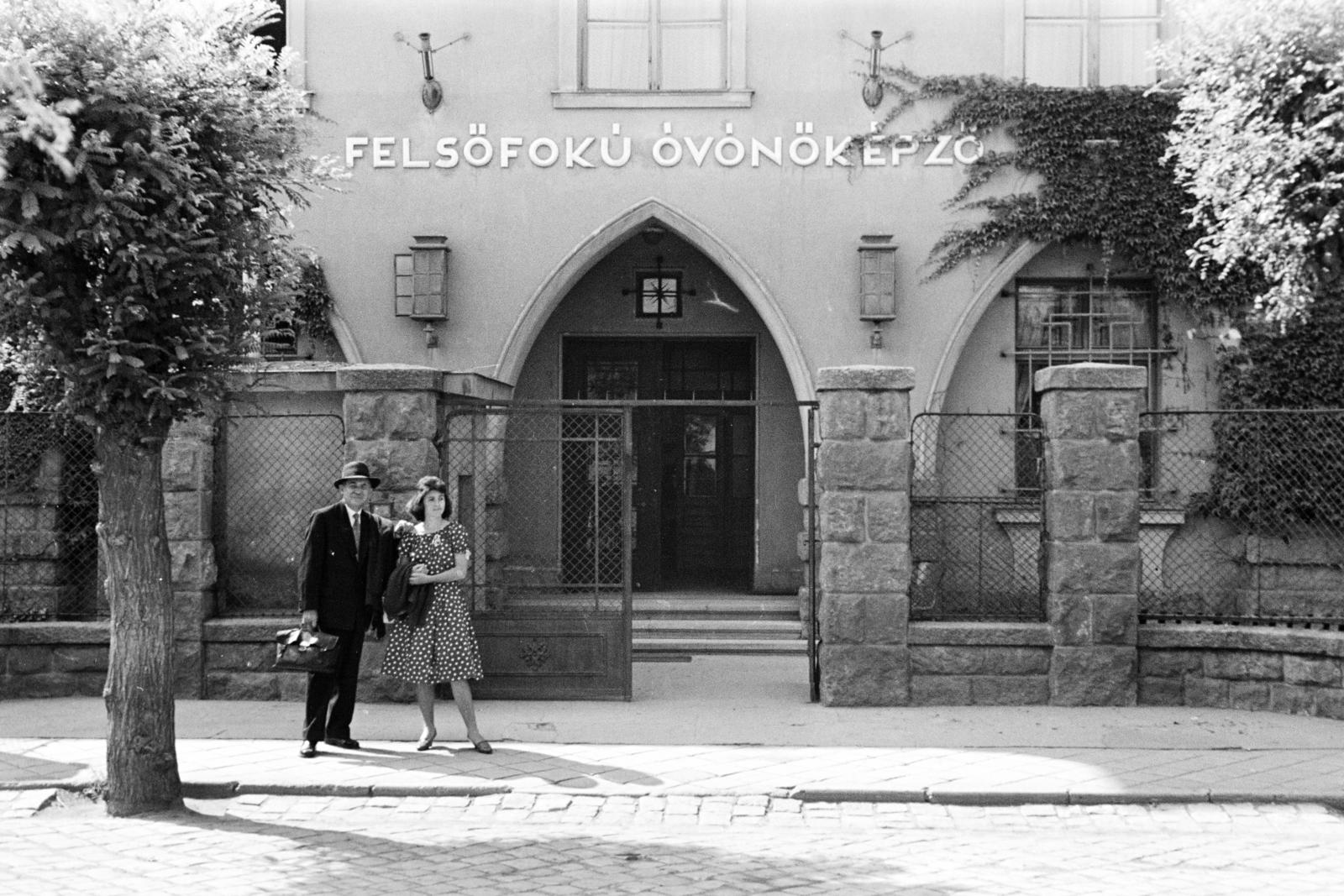 Hungary, Kecskemét, Kaszap utca 6-14., a felvétel a Felsőfokú Óvónőképző Intézet (később a Károli Gáspár Református Egyetem Pedagógiai Kara) épülete előtt készült., 1962, Török Kálmán, Haidekker-brand, entrance, Fortepan #295120