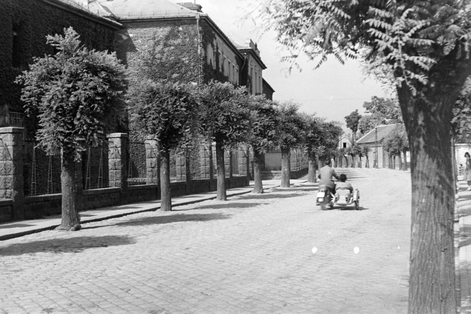 Hungary, Kecskemét, Kaszap utca, balra a Felsőfokú Óvónőképző Intézet (később a Károli Gáspár Református Egyetem Pedagógiai Kara) épülete., 1962, Török Kálmán, Fortepan #295122