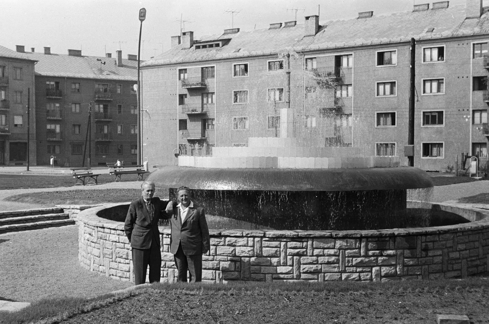 Hungary, Salgótarján, December 8. (Lenin) tér, szökőkút, háttérben a Tanács út., 1961, Török Kálmán, fountain, Fortepan #295134
