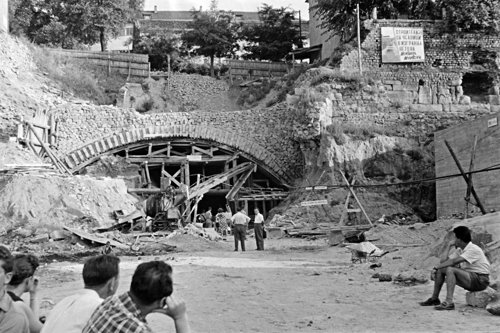 Bulgaria, Plovdiv, bulevard Car Borisz III Obedinitel, szemben a római színház alatti alagút építése., 1961, Török Kálmán, construction, Cyrillic alphabet, conveyor belt, Fortepan #295138