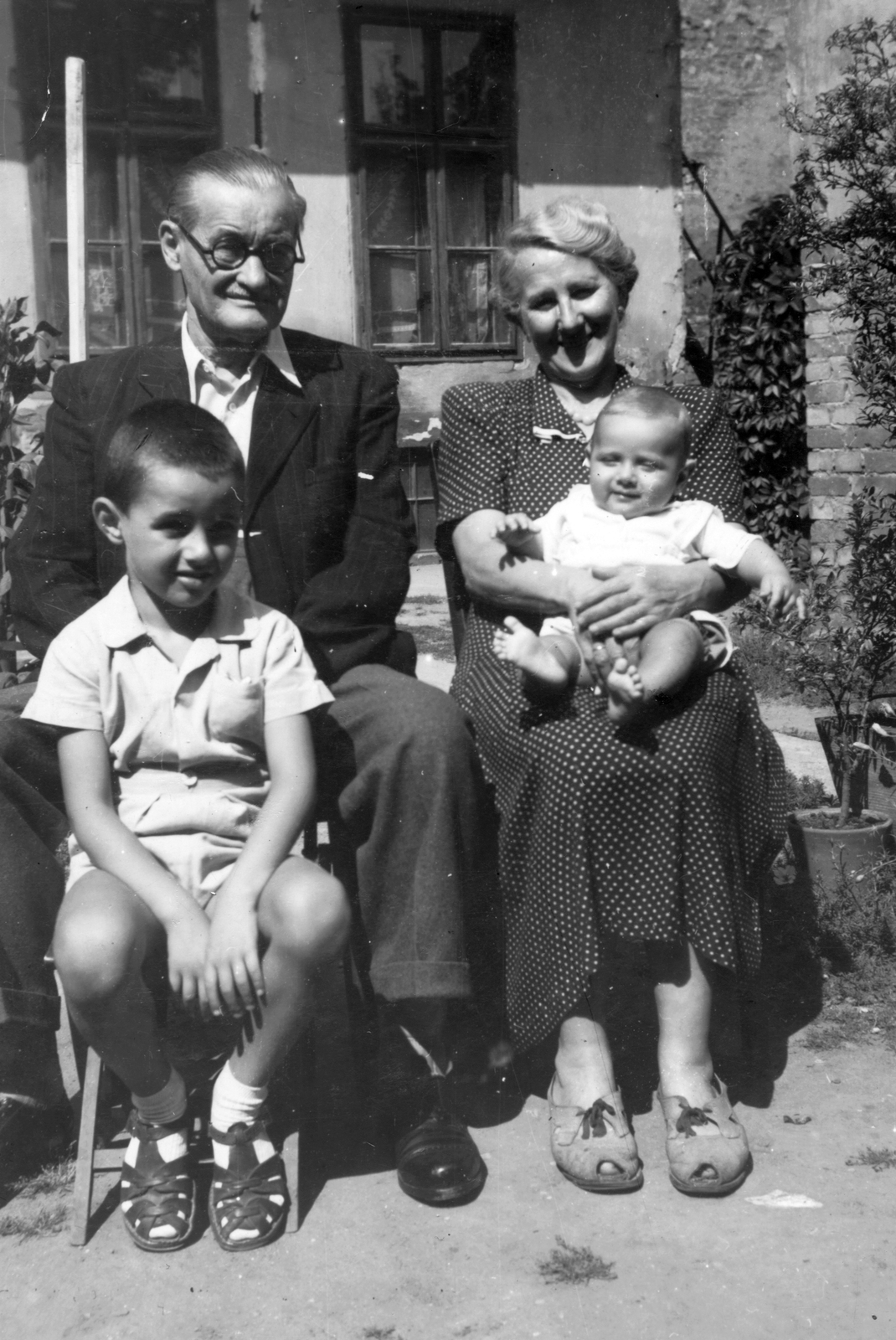 Hungary, Óbuda, Budapest III., San Marco utca 71-73. udvara., 1954, Gál László, family, yard, grandparent, tableau, grandchild, Budapest, Fortepan #29514