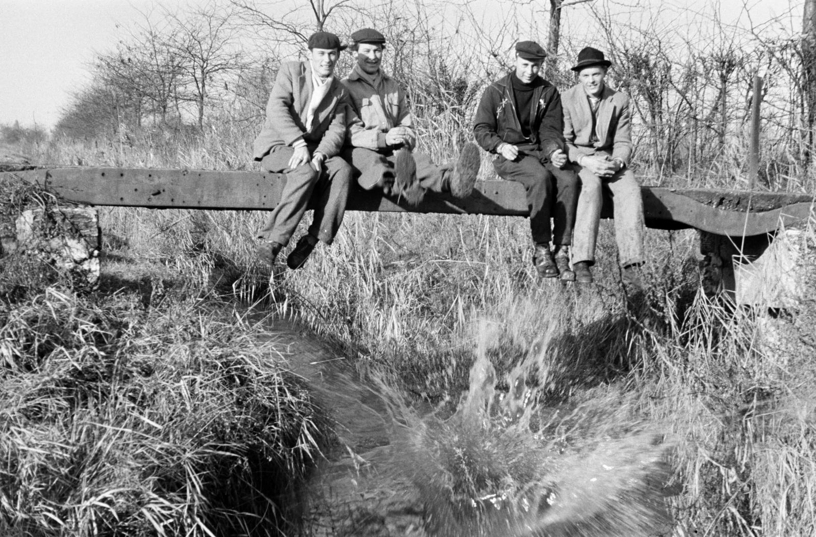 1961, Török Kálmán, men, humour, stream, beret, hat, Fortepan #295141