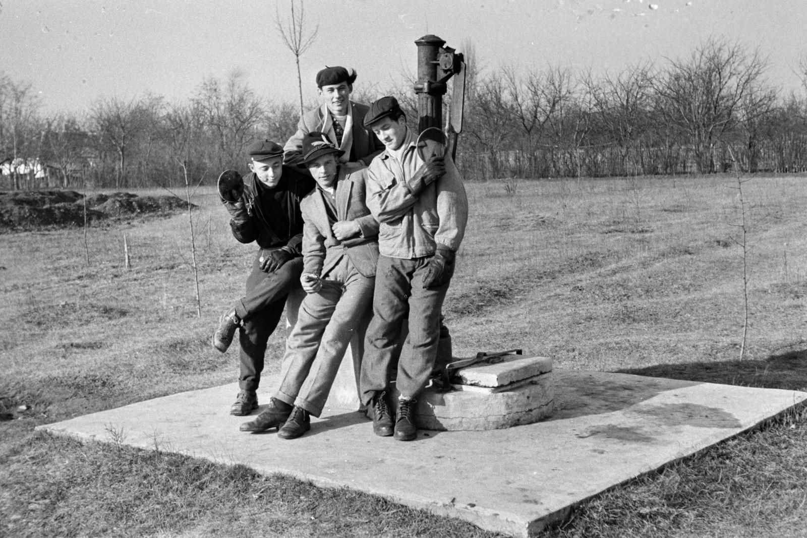 1961, Török Kálmán, támaszkodás, tréfálkozás, nyomóskút, Fortepan #295143