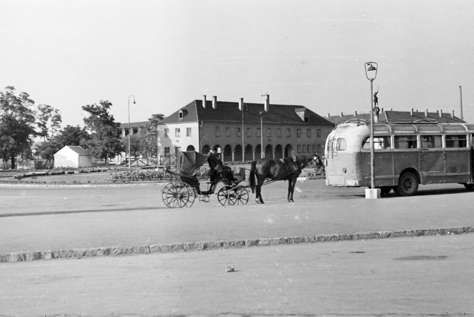 Magyarország, Székesfehérvár, a Béke tér a vasútállomás előtt, szemben balra a Deák Ferenc utca., 1958, Török Kálmán, fogat, autóbusz, konflis, tér, pályaudvar, iskola, vasút, Fortepan #295164