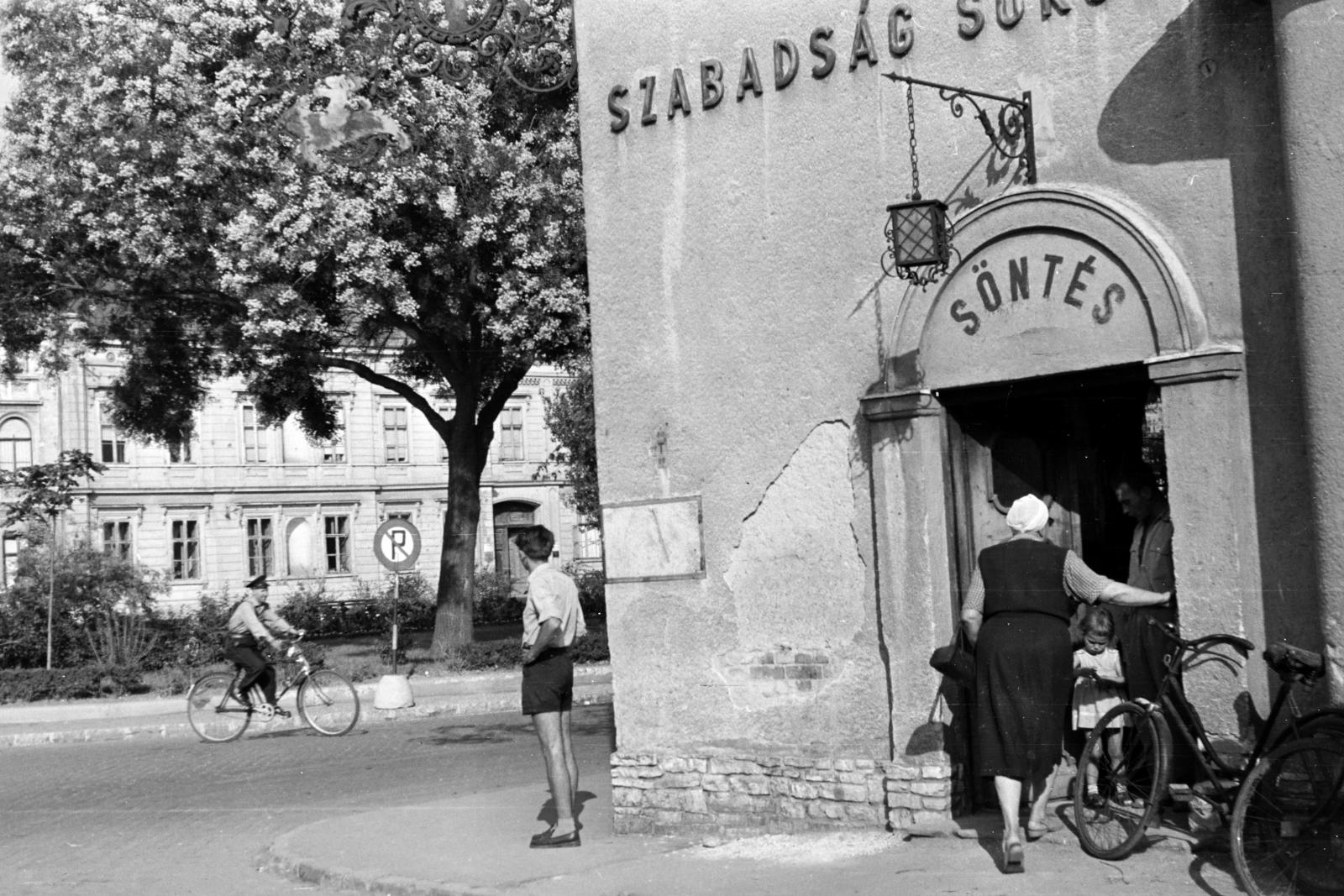 Magyarország, Székesfehérvár, a Tolnai utca torkolata a Vörösmarty térnél., 1958, Török Kálmán, kerékpár, tér, söröző, étterem, Fortepan #295165