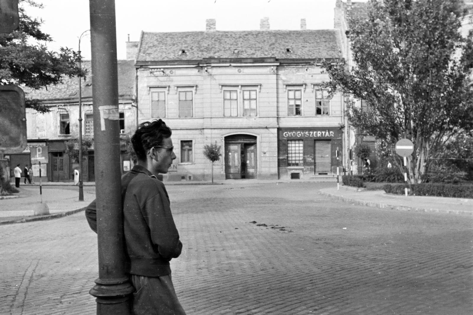 Hungary, Székesfehérvár, Vörösmarty tér, szemben középen a 4-es számú ház., 1958, Török Kálmán, square, pharmacy, intersection, Fortepan #295166