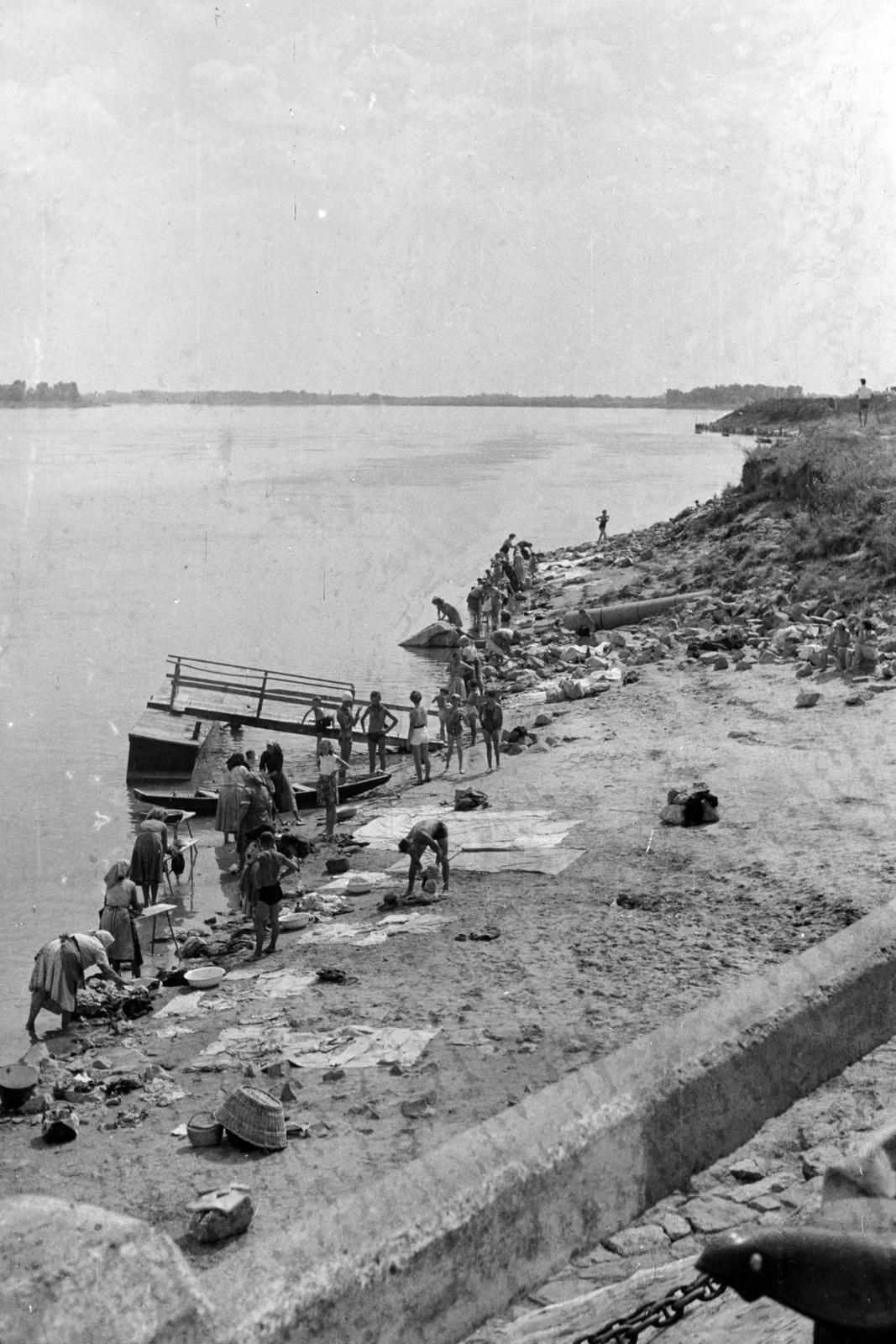Hungary, Paks, kilátás déli irányba a hajóállomástól a Dunára., 1958, Török Kálmán, Fortepan #295174