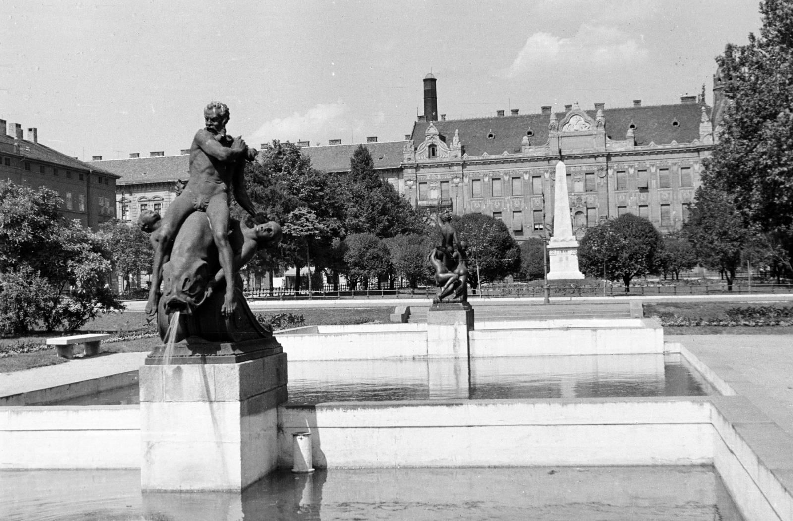 Hungary, Szeged, Széchenyi tér, előtérben a romboló Tisza, háttérben az építő Tisza szobra (Pásztor János, 1934.)., 1958, Török Kálmán, monument, pool, Fortepan #295182