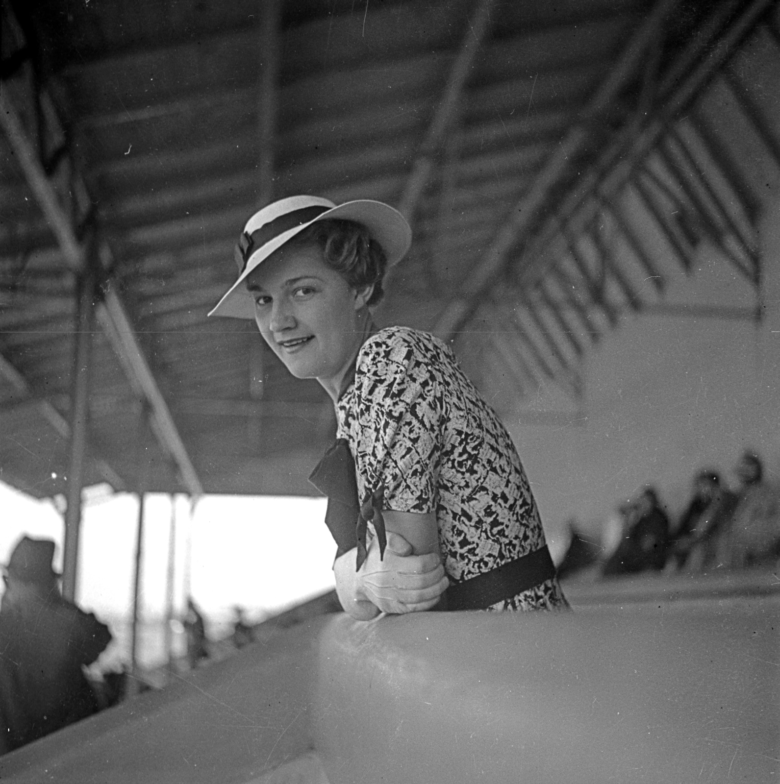 Hungary, Budapest X., Albertirsai út, Lóversenypálya, I. helyi tribün., 1937, Kölcsey Ferenc Dunakeszi Városi Könyvtár / Petanovits fényképek, fashion, Budapest, Fortepan #29519