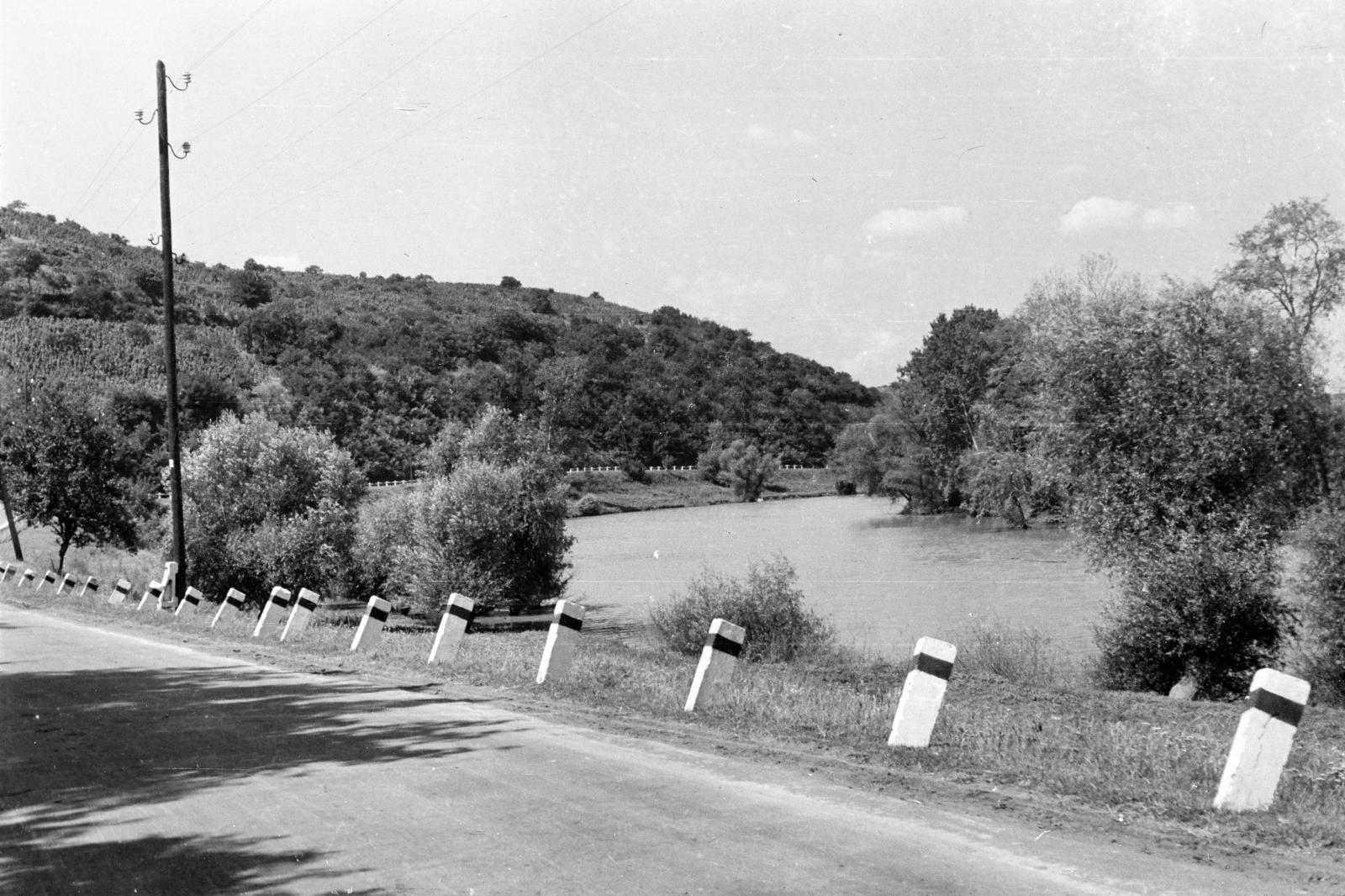 Magyarország, Tokaj,Bodrogkeresztúr, a 3838-as út a két település határán, jobbra a Bodrog folyó., 1958, Török Kálmán, Fortepan #295194