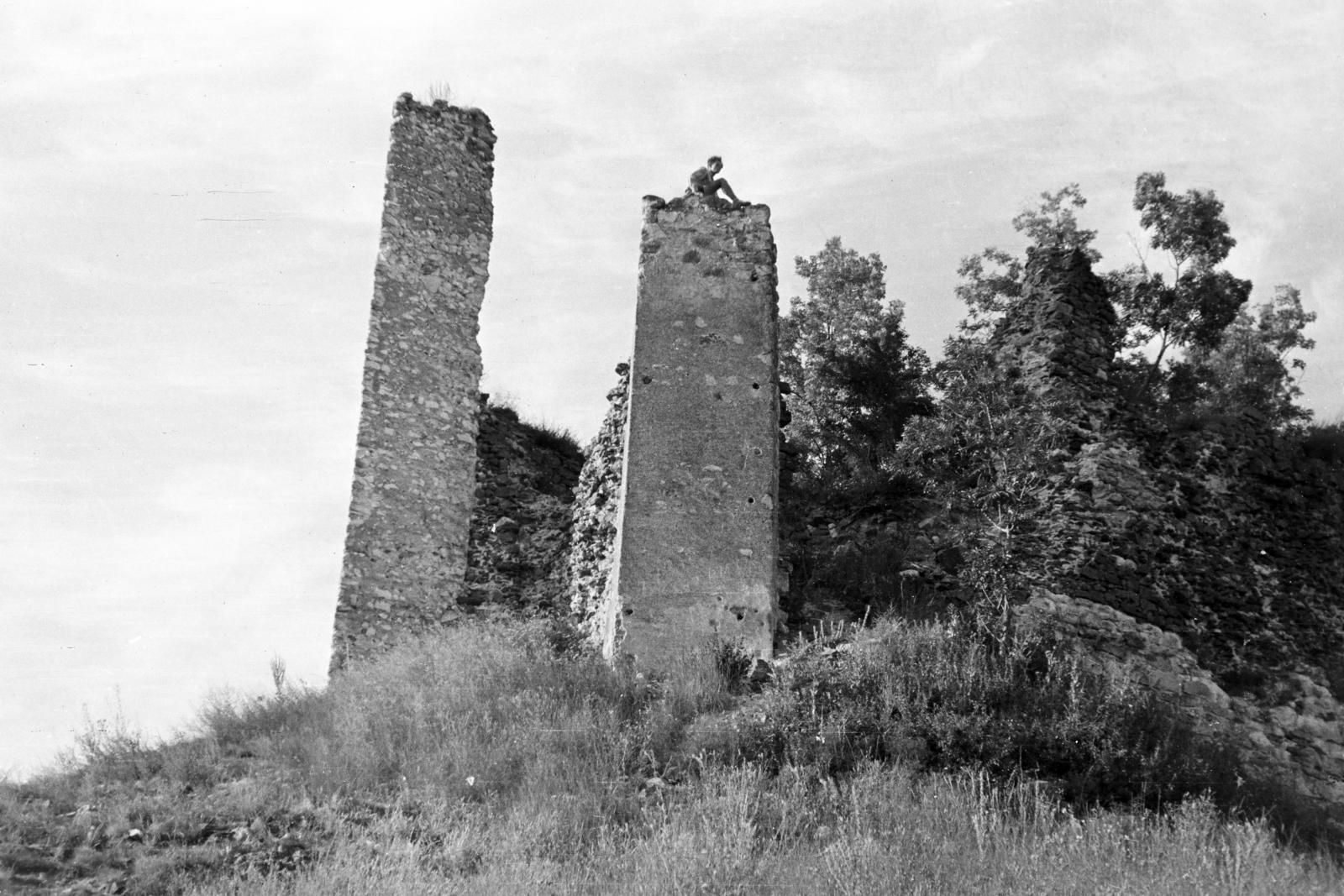 Hungary, Füzér, a Füzéri vár., 1958, Török Kálmán, castle ruins, Fortepan #295199