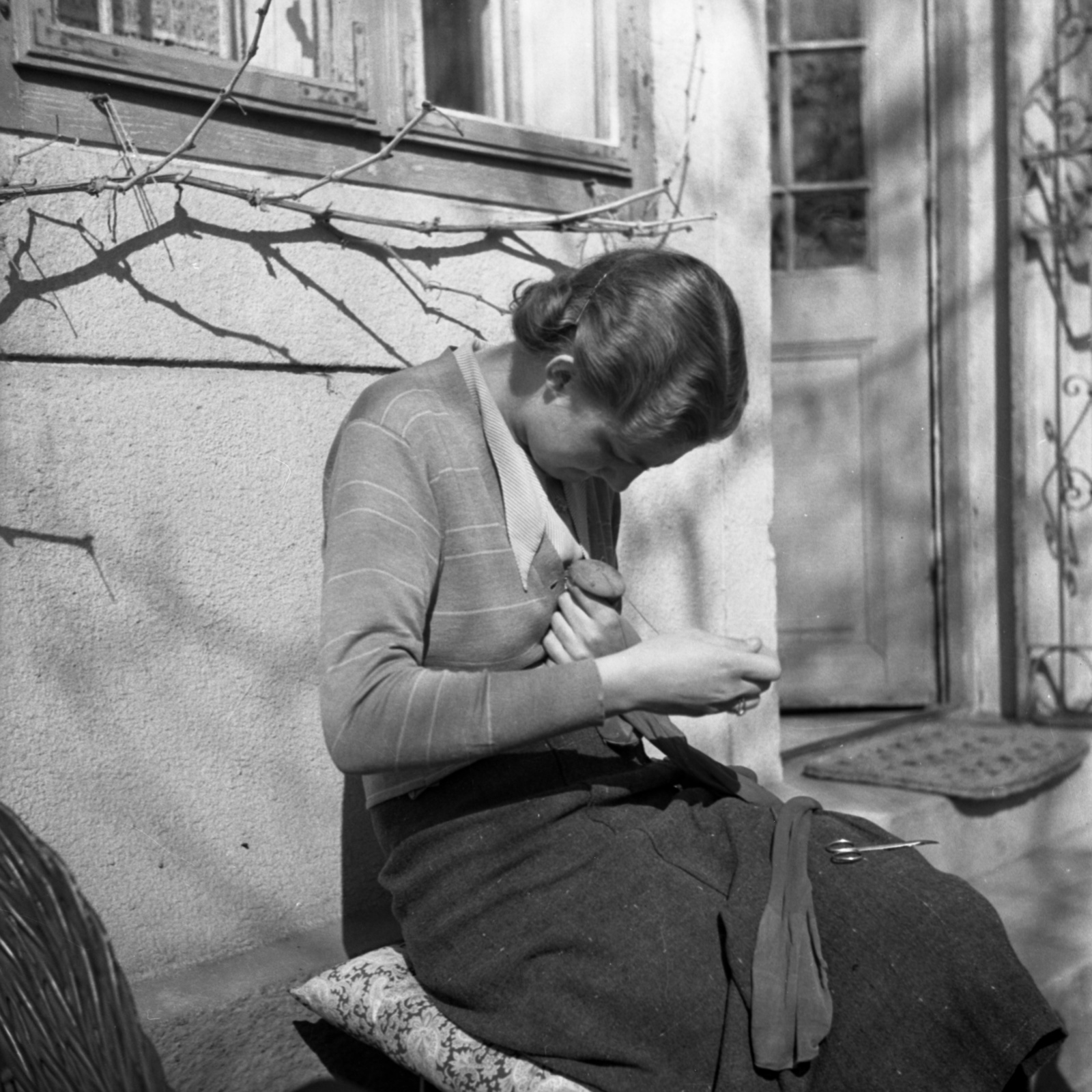 Hungary, Alag, Dunakeszi, Batthyány Elemér utca 8., a Petanovits-ház kertje., 1937, Kölcsey Ferenc Dunakeszi Városi Könyvtár / Petanovits fényképek, pair of scissors, pantyhose, Fortepan #29520