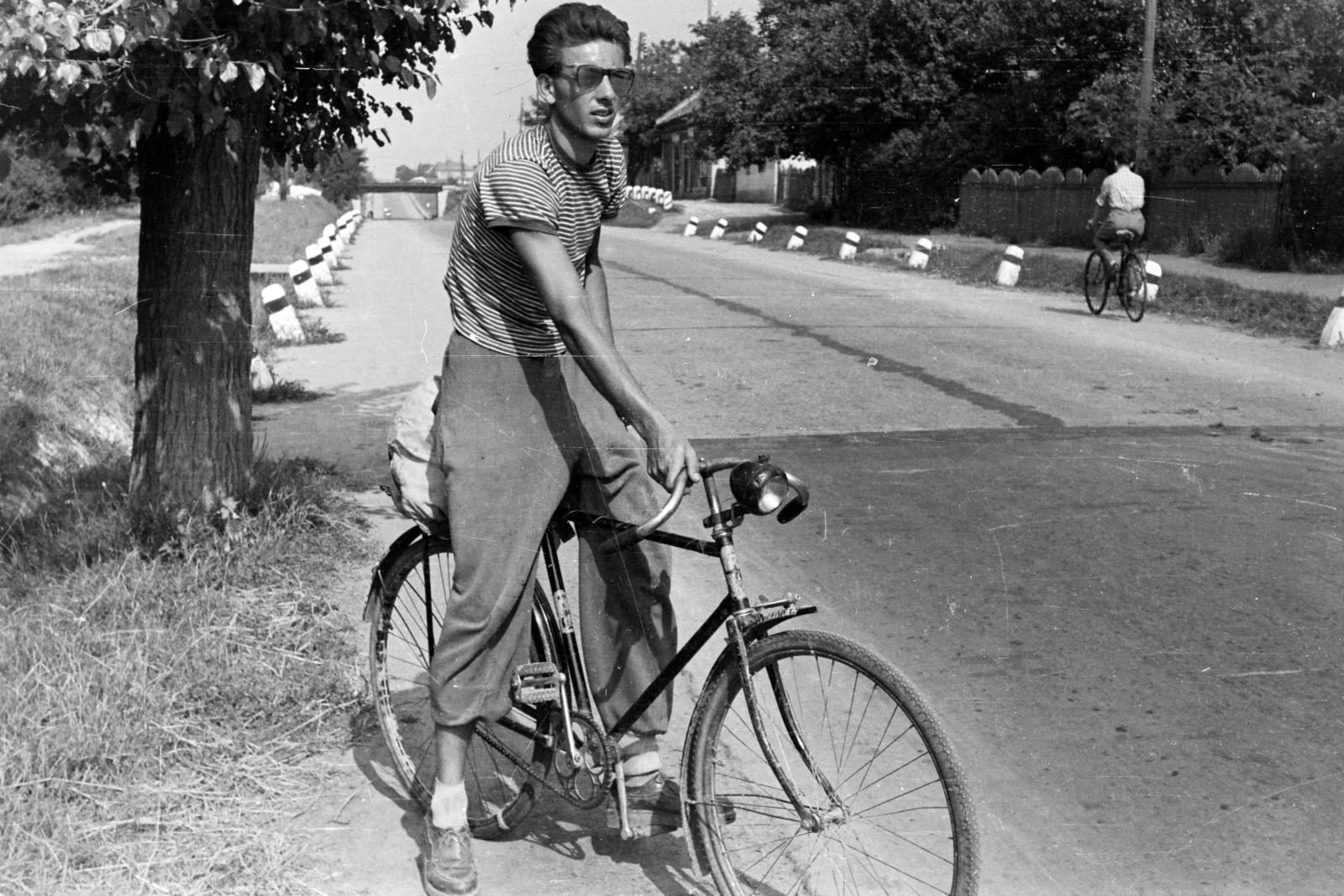 Hungary, Érd, Fehérvári út, háttérben a Velencei úti vasúti híd., 1958, Török Kálmán, bicycle, Fortepan #295203