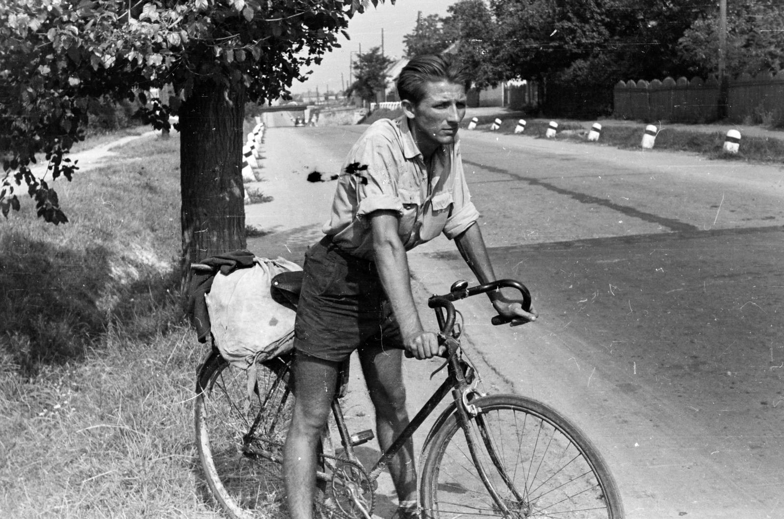 Magyarország, Érd, Fehérvári út, háttérben a Velencei úti vasúti híd., 1958, Török Kálmán, kerékpár, Fortepan #295204