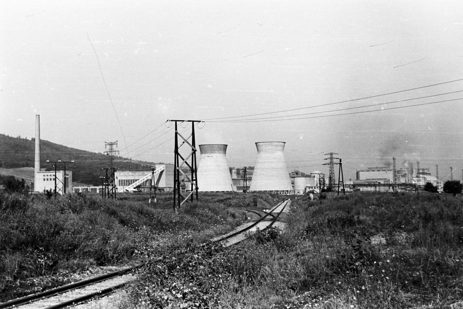 Hungary, Kazincbarcika, Borsodi Vegyi Kombinát (később BorsodChem), a hűtőtornyoktól balra a szállítószalag a Generátor üzemhez vezet. Jobbra a Sav / Salétromsav üzem, mellette a Műtrágya üzem és távolabb Sóraktár / Nitrogénműtrágya raktár., 1958, Török Kálmán, power station, Fortepan #295205