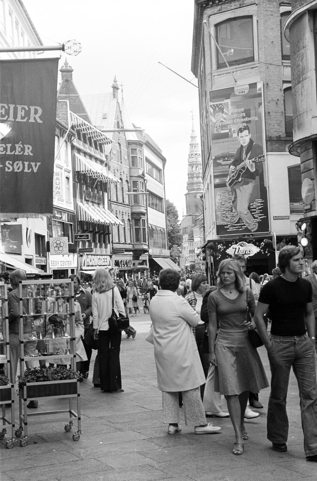 Dánia, Koppenhága, a Strøget a Badstuestræde sarkánál, háttérben a Helligaandskirken tornya., 1976, Tóth Lajos, Fortepan #295215