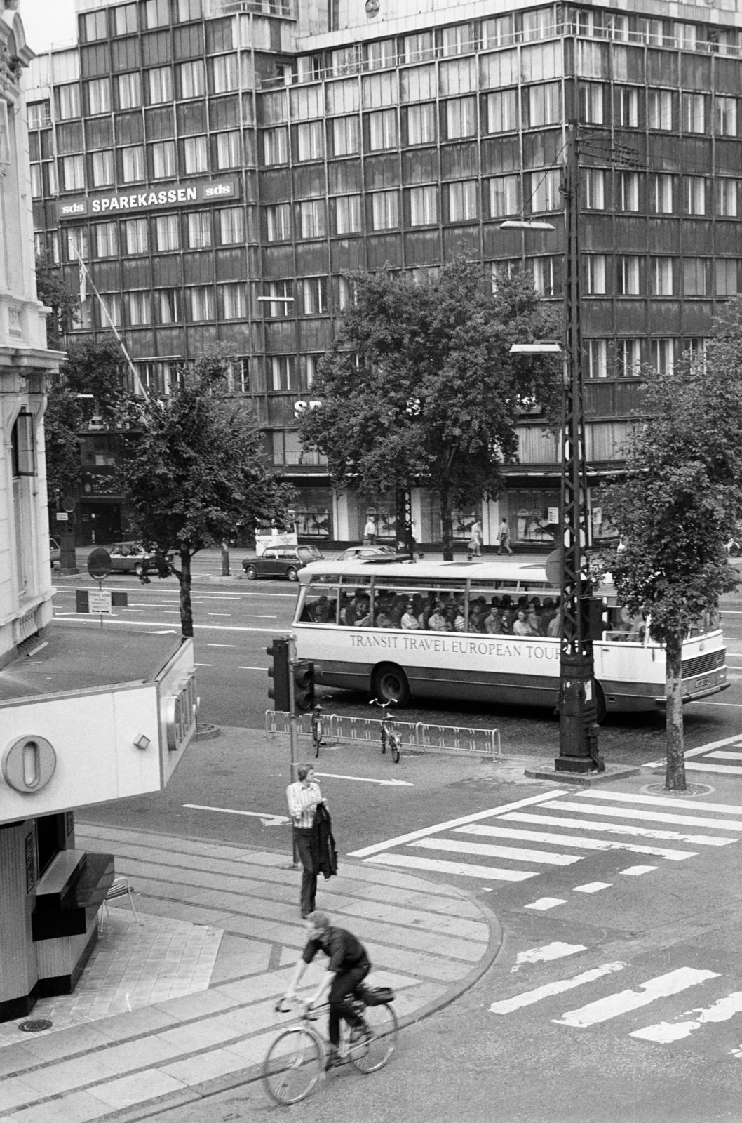 Denmark, Copenhagen, Reventlowsgade a Vesterbrogade sarkánál, kilátás a Hotel Astoria épületéből. Szemben a SDS Sparkassen székháza a kereszteződés átellenes sarkán., 1976, Tóth Lajos, Fortepan #295218
