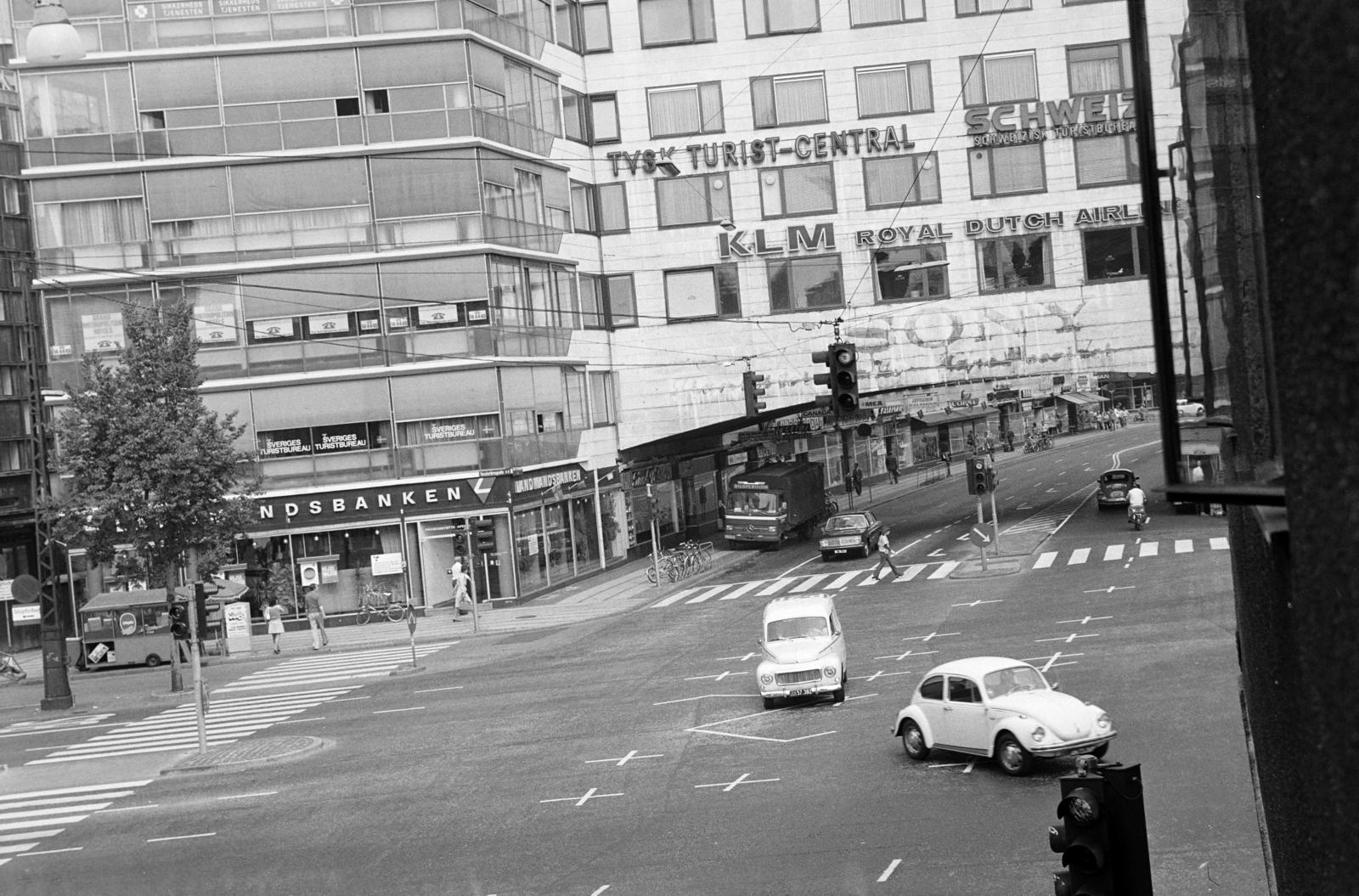 Dánia, Koppenhága, Reventlowsgade a Vesterbrogade sarkánál, kilátás a Hotel Astoria épületéből., 1976, Tóth Lajos, gyalogátkelő, épületüveg, KLM légitársaság, bankfiók, Fortepan #295219