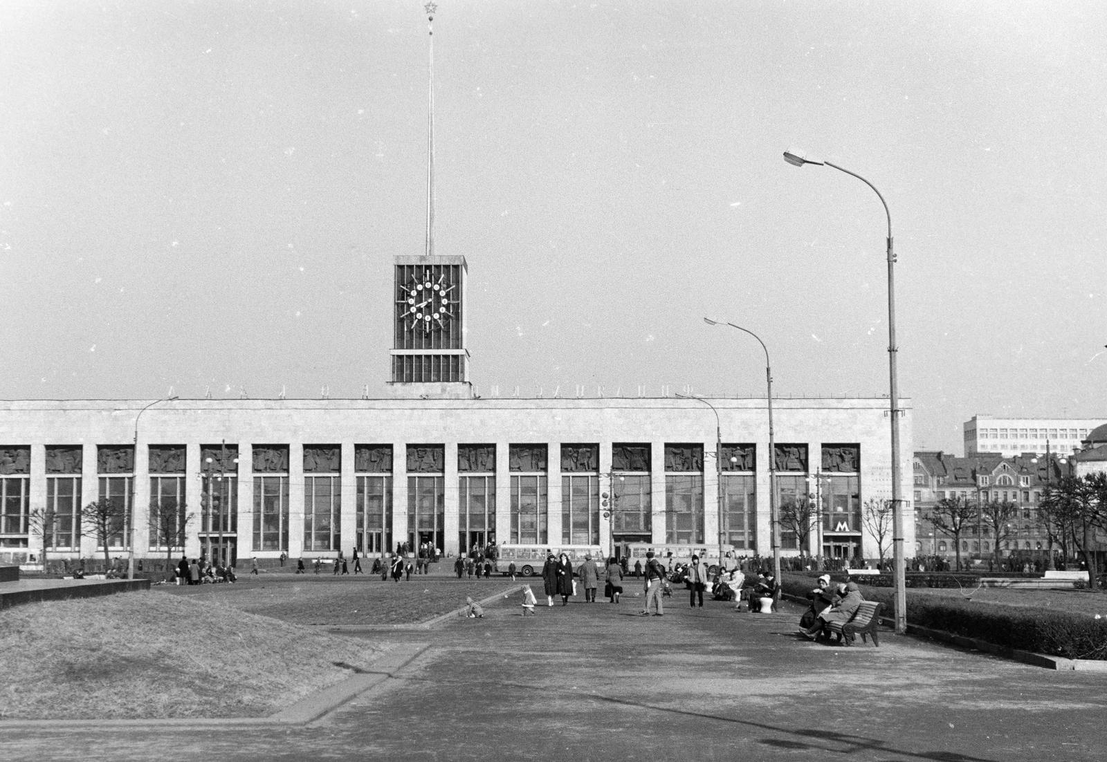 Oroszország, Szentpétervár, (Leningrád), Lenin tér, szemben a Finn pályaudvar., 1976, Tóth Lajos, Fortepan #295233
