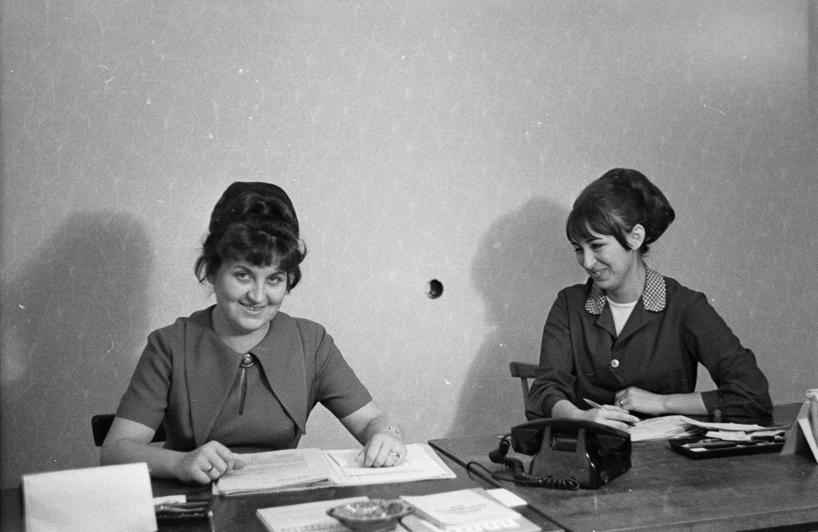 1969, Tóth Lajos, Best of, telefon, munkaköpeny, konty, nők, iroda, Fortepan #295235