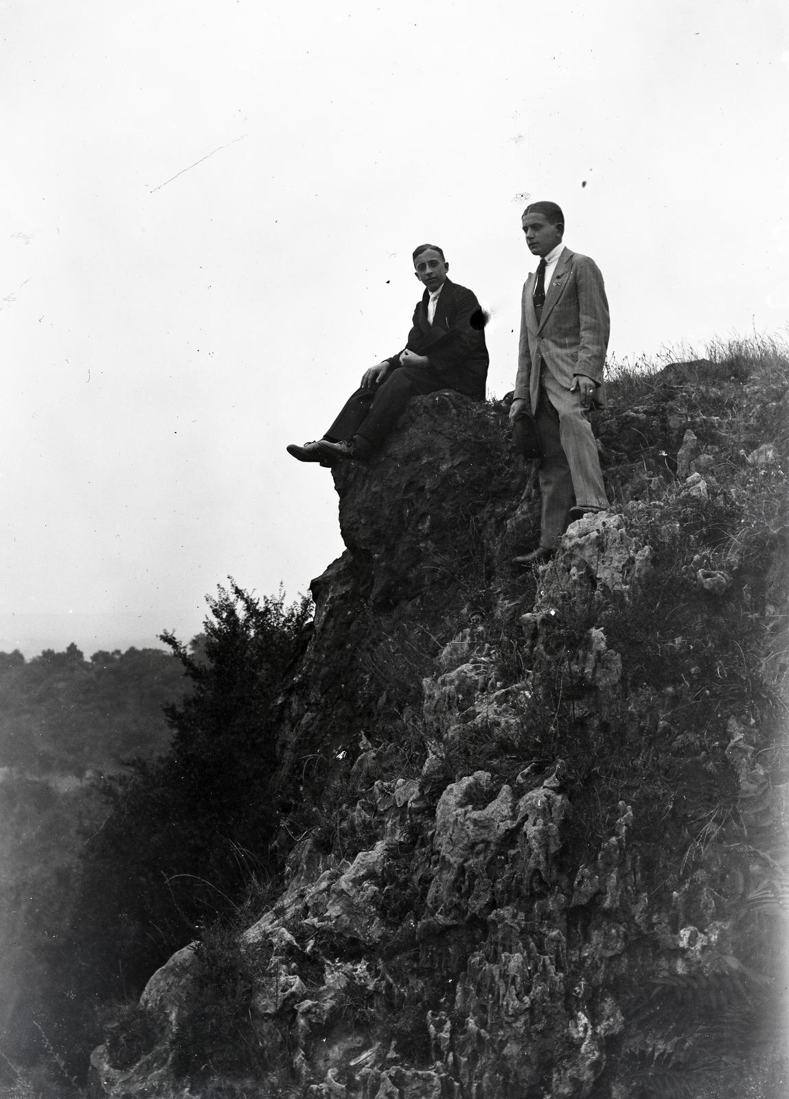 1922, Barbjerik Ferenc, sitting on a rock, Fortepan #295242