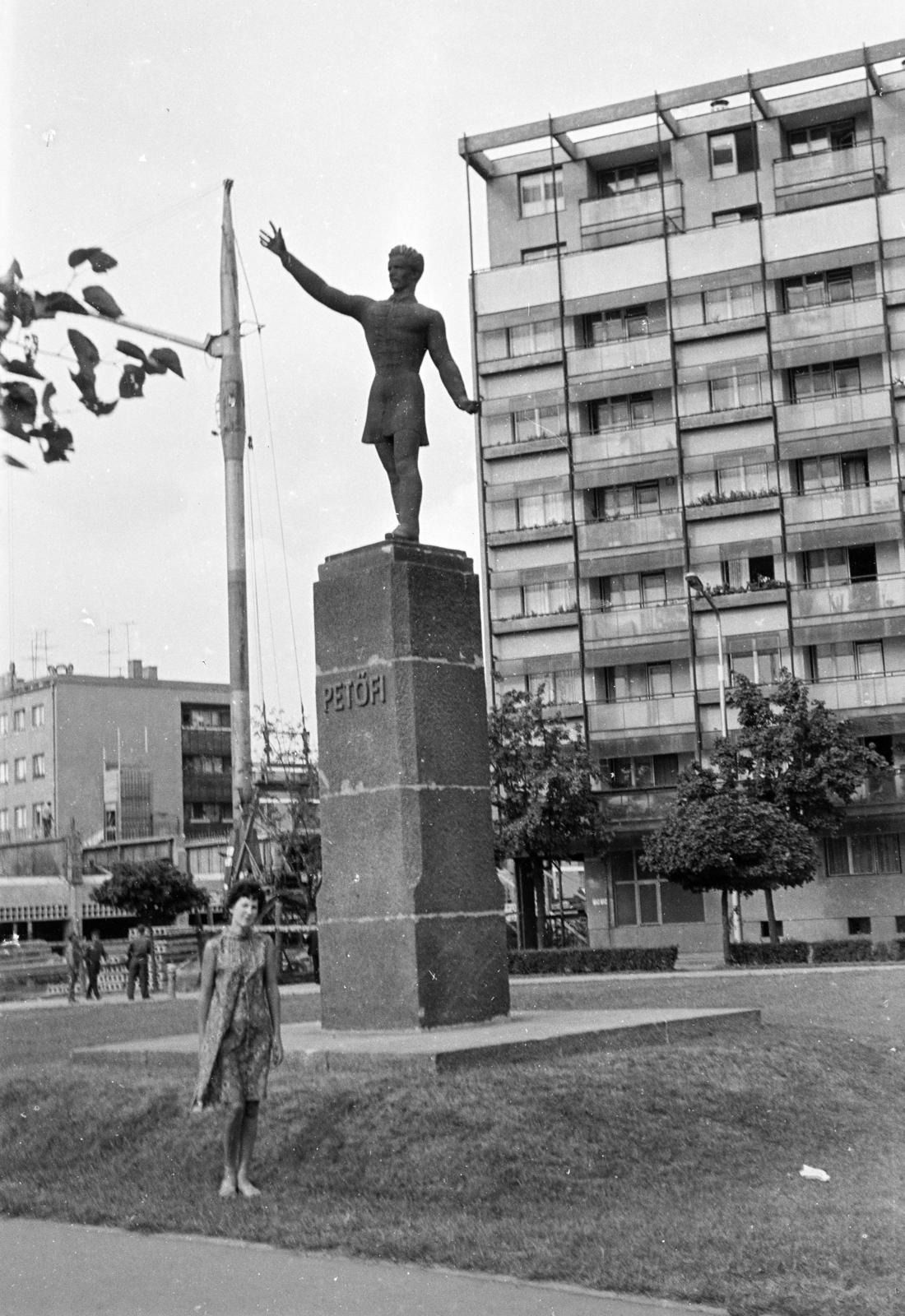 Hungary, Debrecen, Petőfi tér, Petőfi Sándor szobra (Medgyessy Ferenc, 1948.)., 1966, Bessenyei István, Fortepan #295262